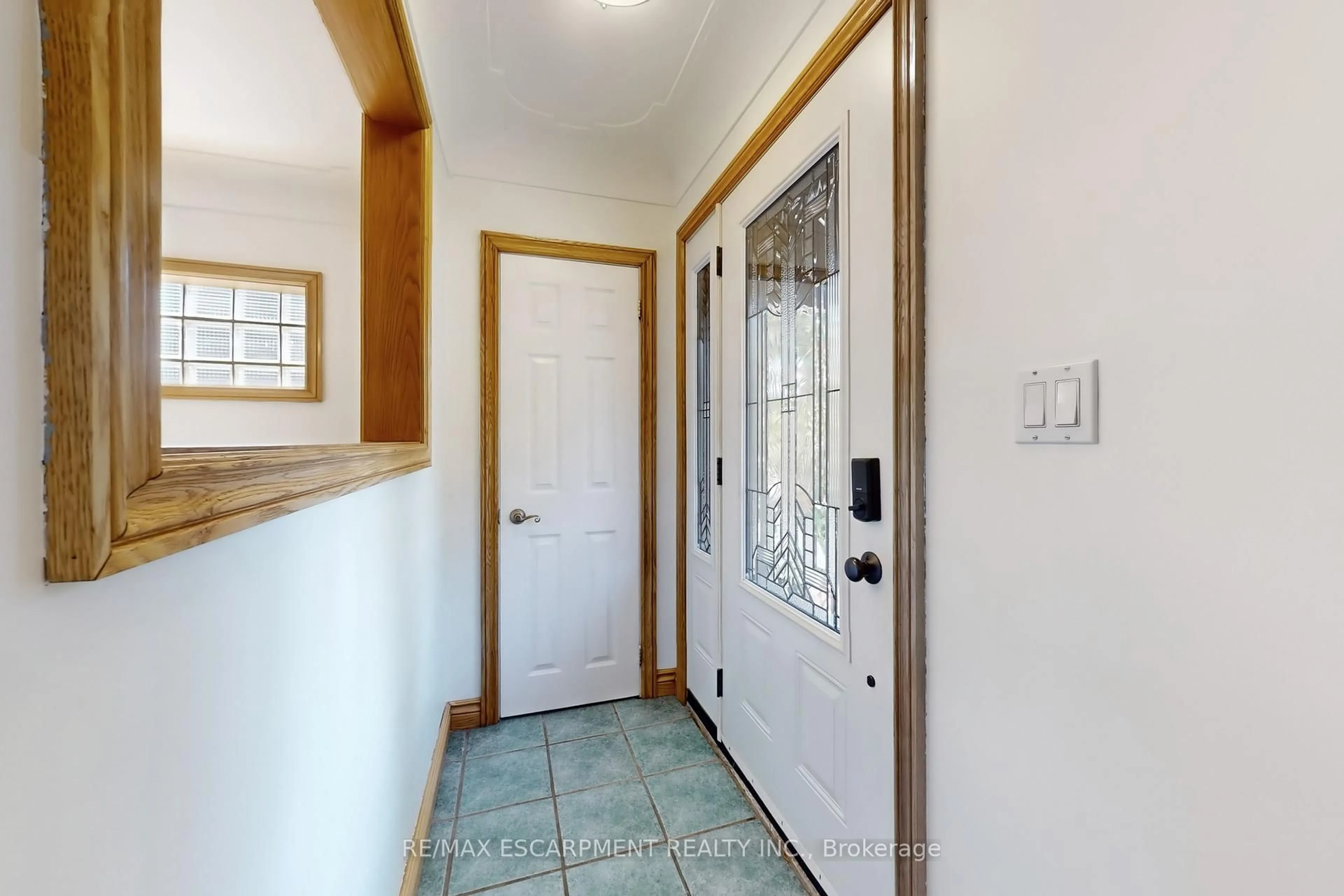 Indoor entryway for 23 SYLVIA Cres, Hamilton Ontario L8K 2A8