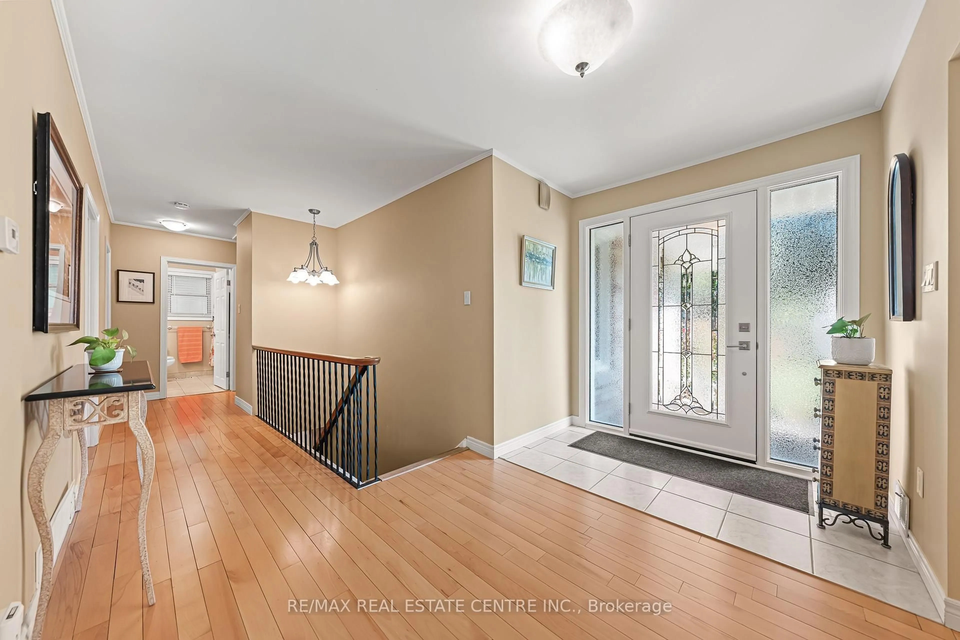 Indoor entryway for 45 Highland Cres, Cambridge Ontario N1S 1L7