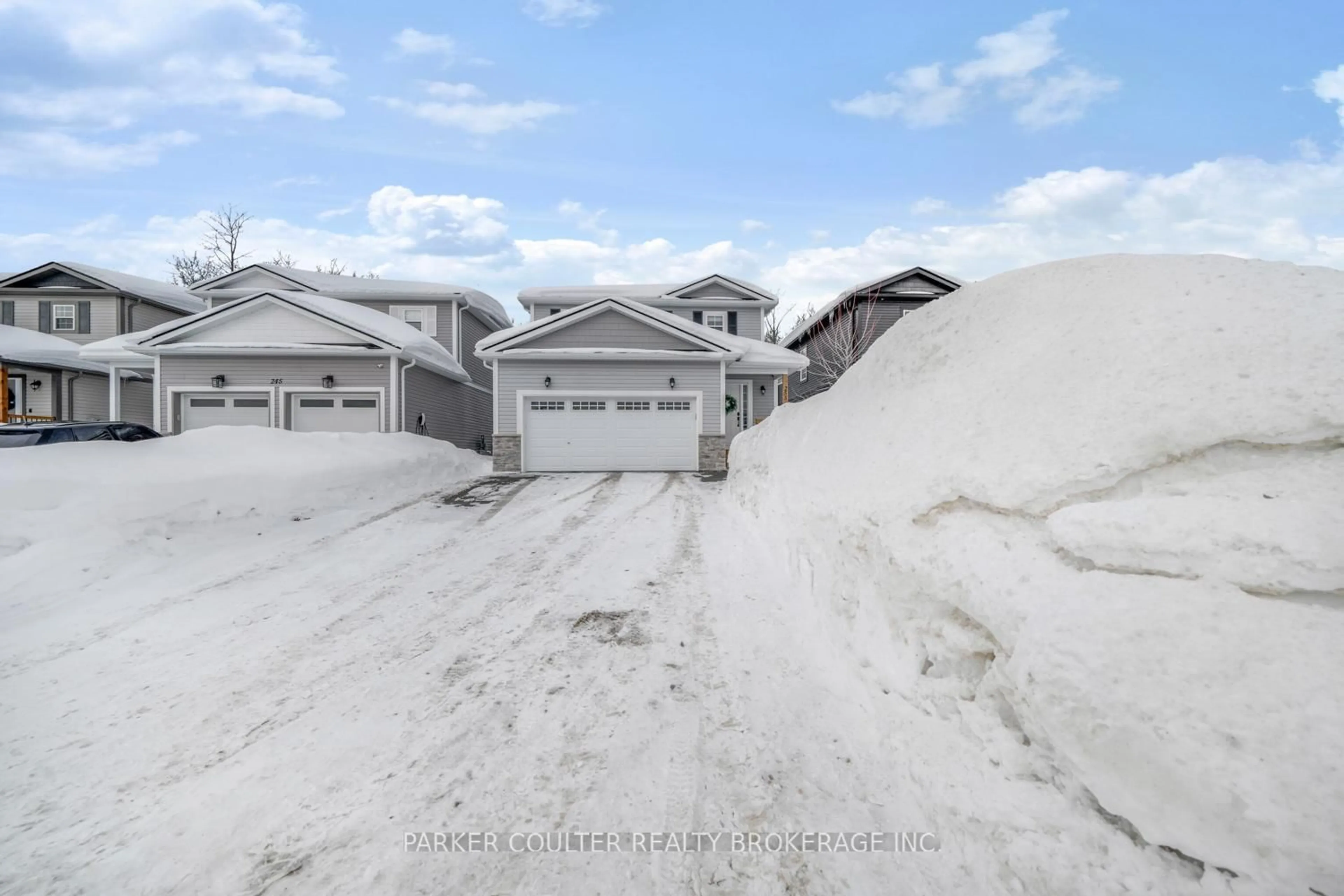 A pic from outside/outdoor area/front of a property/back of a property/a pic from drone, street for 255 Wild Rose Dr, Gravenhurst Ontario P1P 0B4