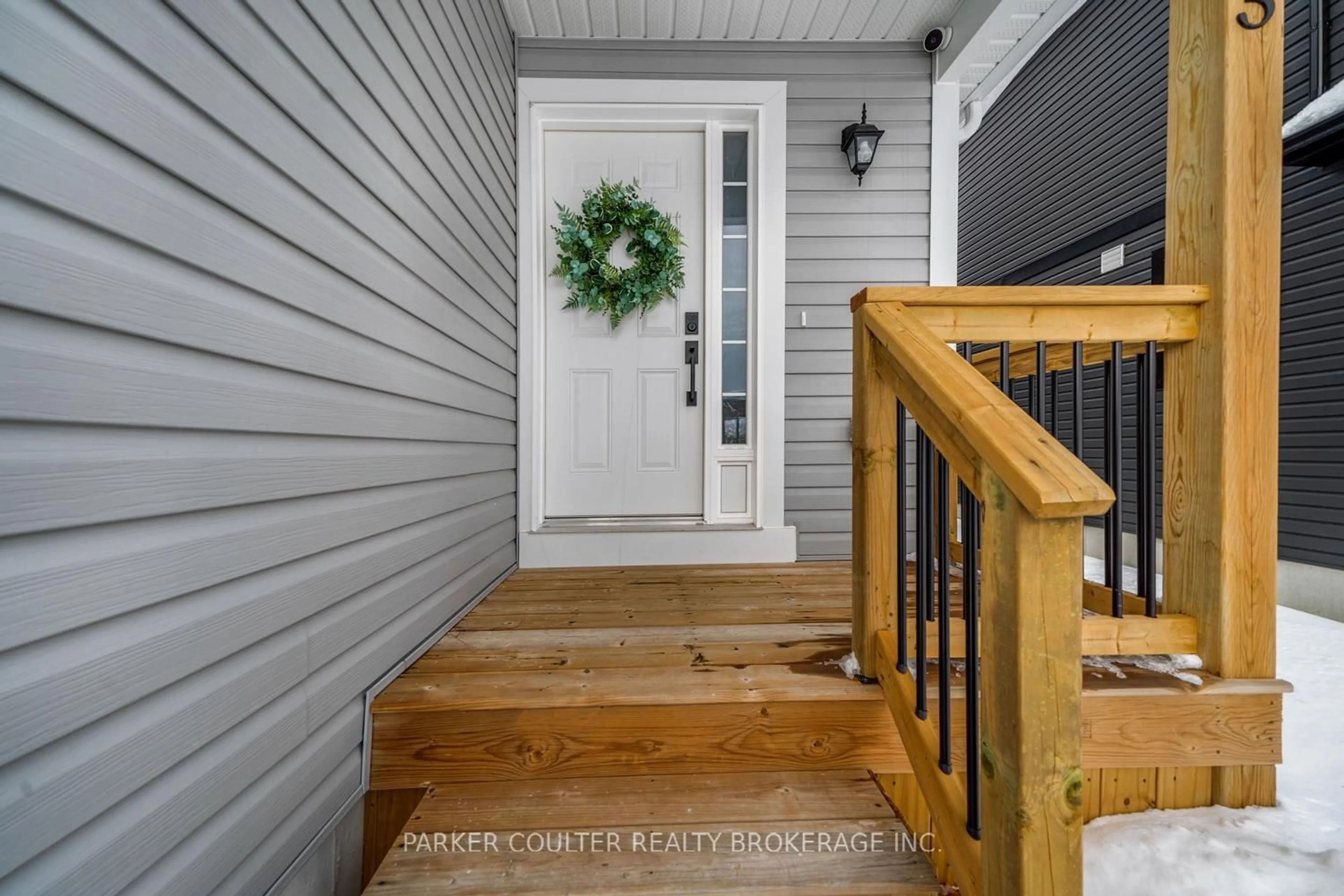 Indoor entryway for 255 Wild Rose Dr, Gravenhurst Ontario P1P 0B4