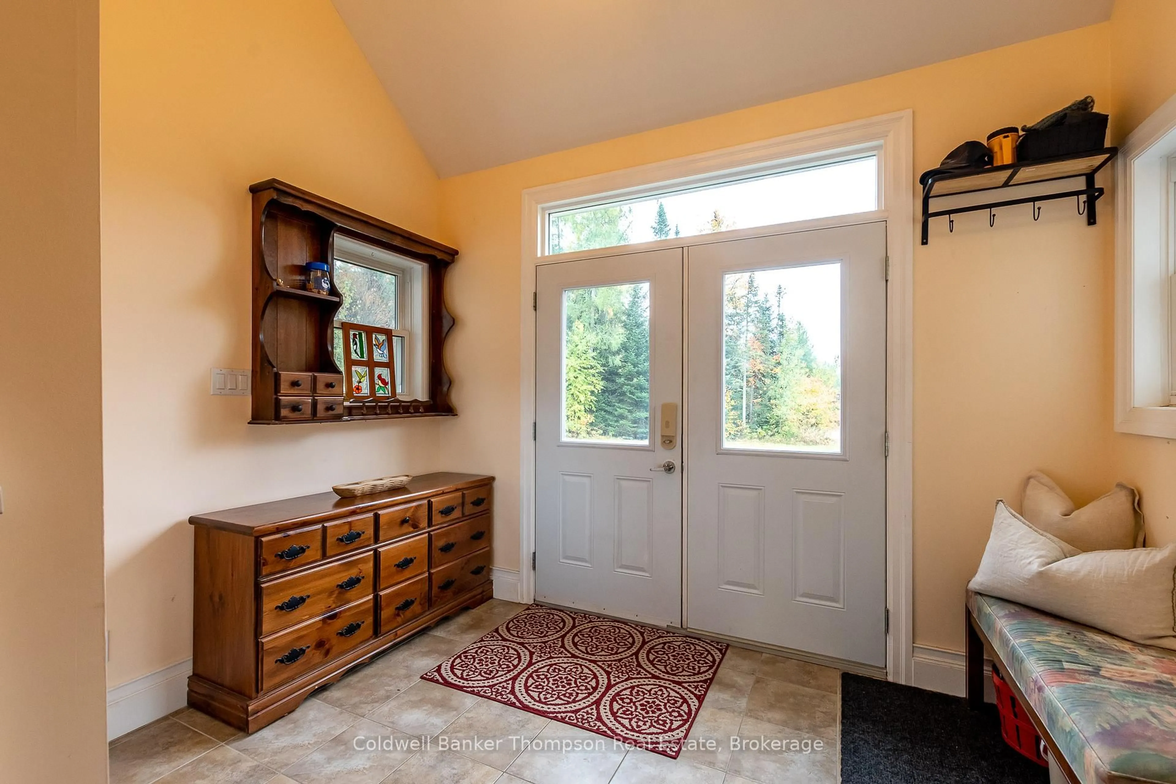 Indoor entryway for 20 Wolf Paw Rd, Huntsville Ontario P0B 1M0