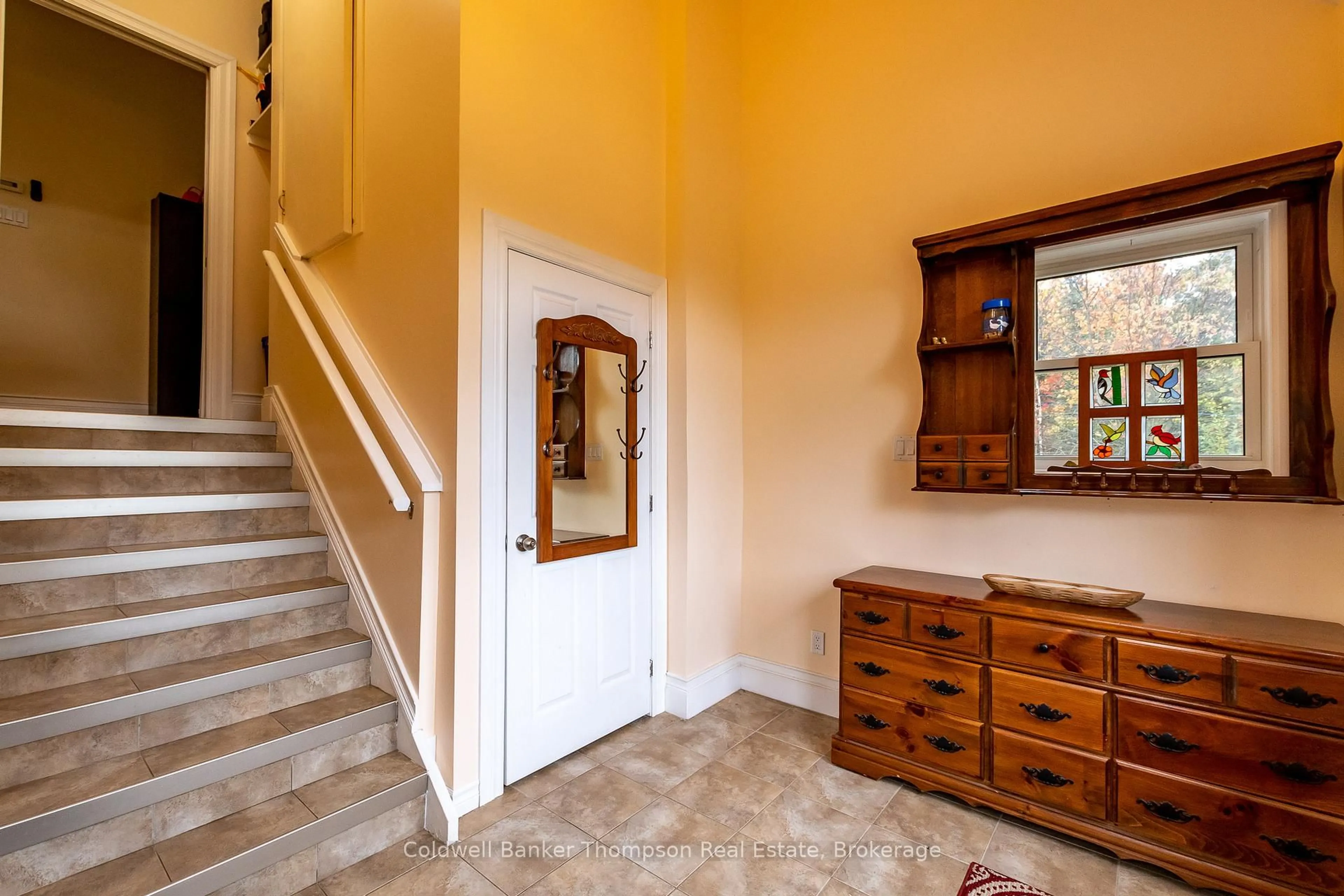 Indoor entryway for 20 Wolf Paw Rd, Huntsville Ontario P0B 1M0