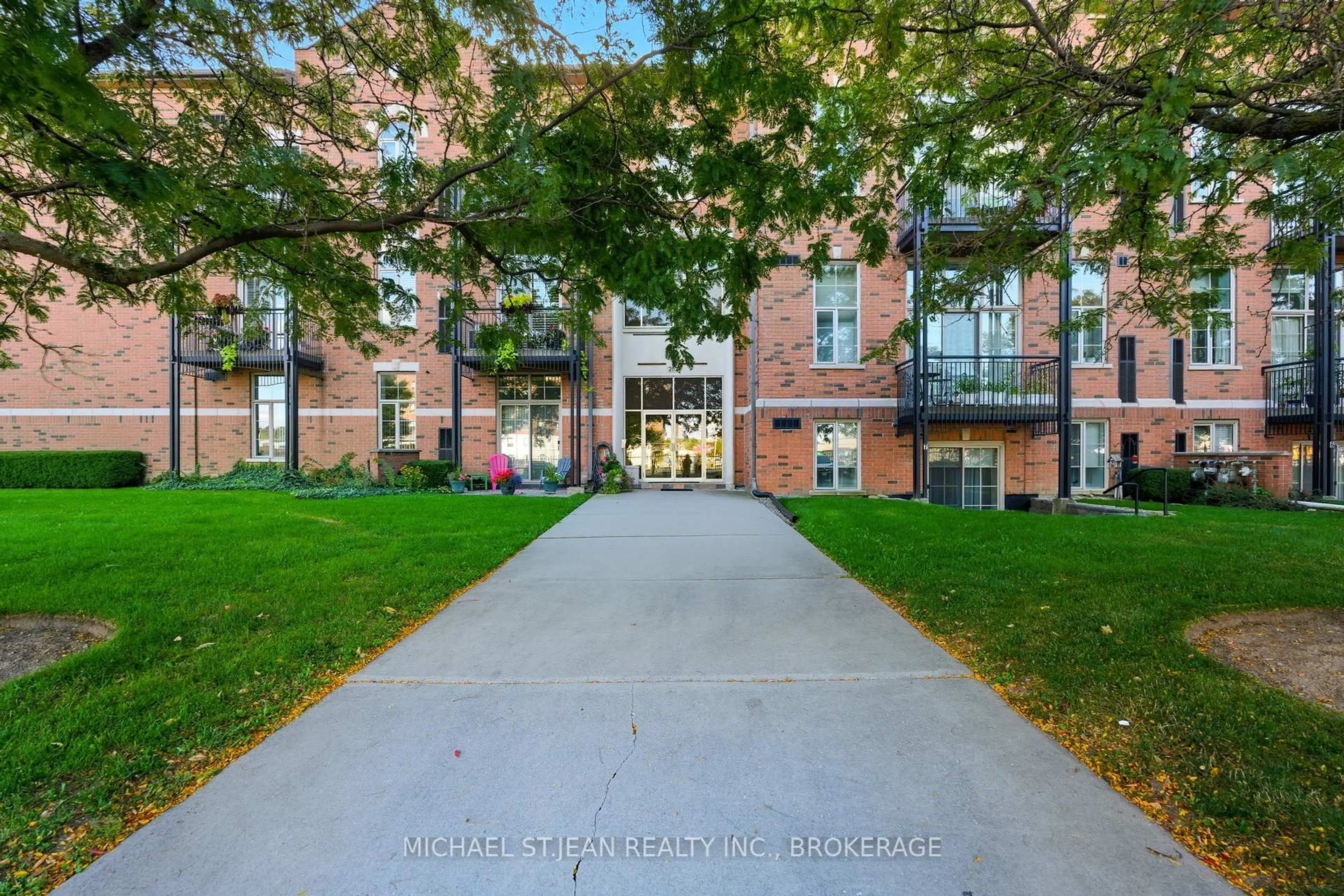 Indoor foyer for 262 Dundas St #311, Hamilton Ontario L8B 1A9