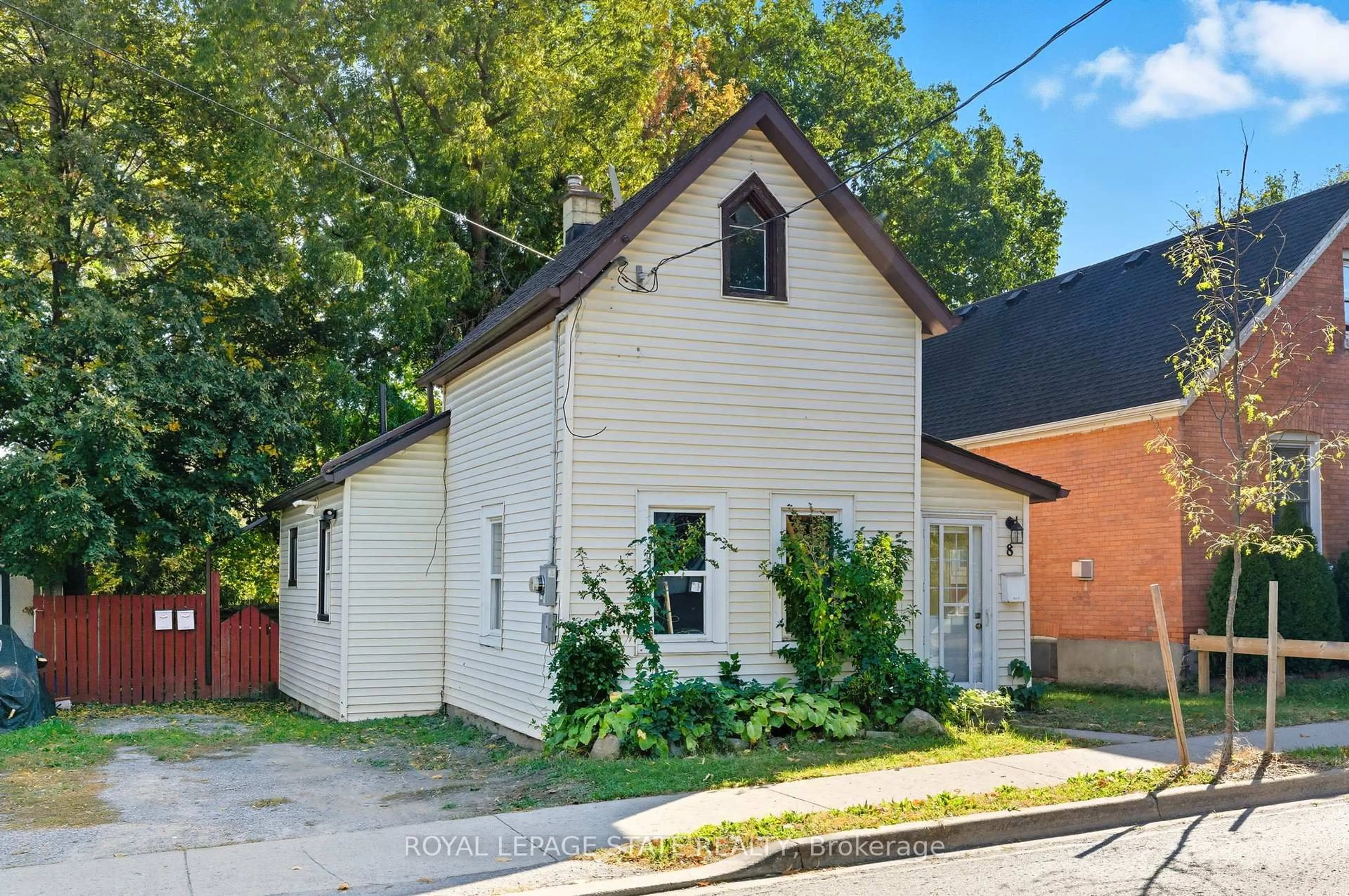Unknown for 8 Tasker St, St. Catharines Ontario L2R 3Z8