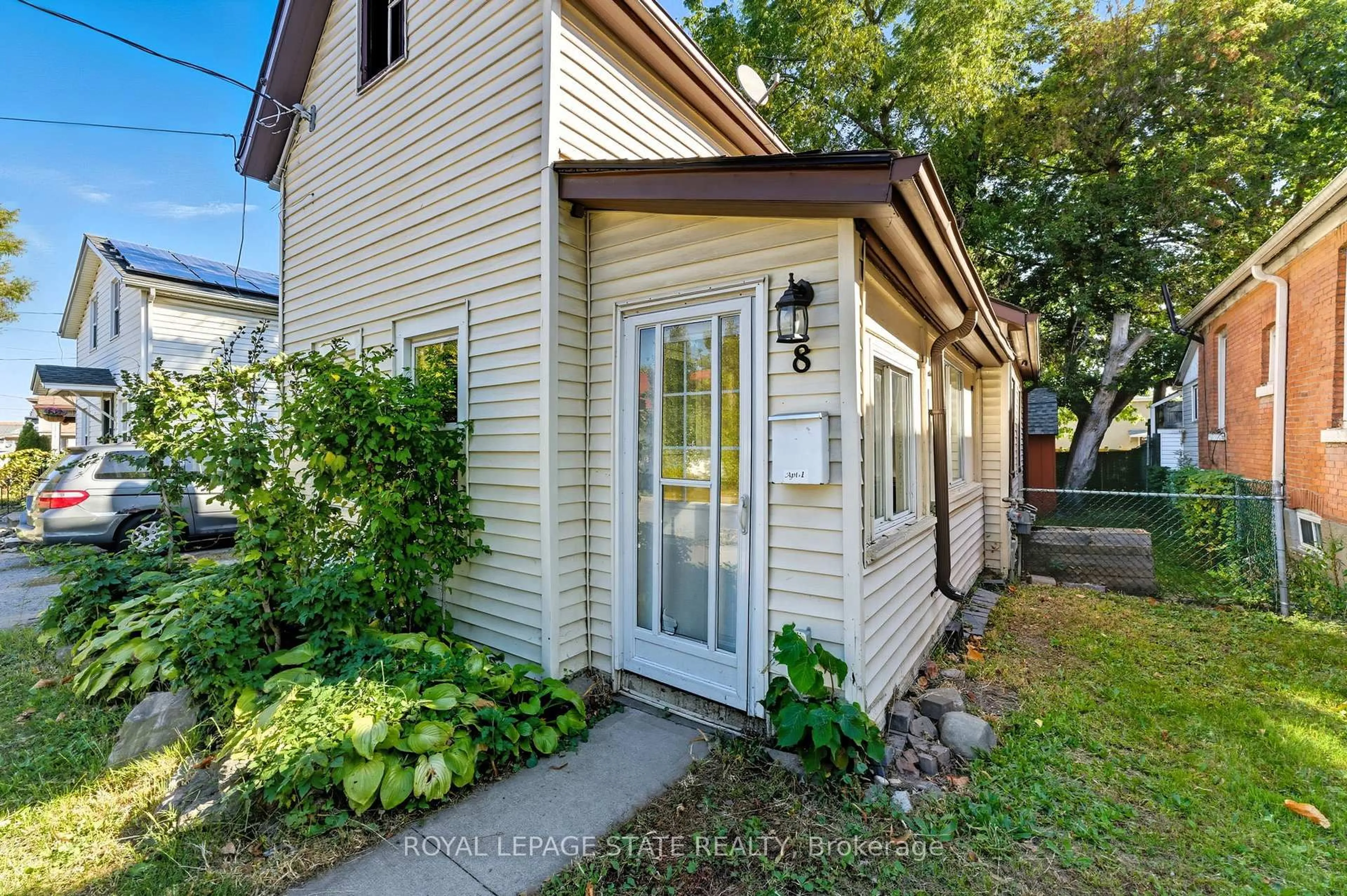 Unknown for 8 Tasker St, St. Catharines Ontario L2R 3Z8