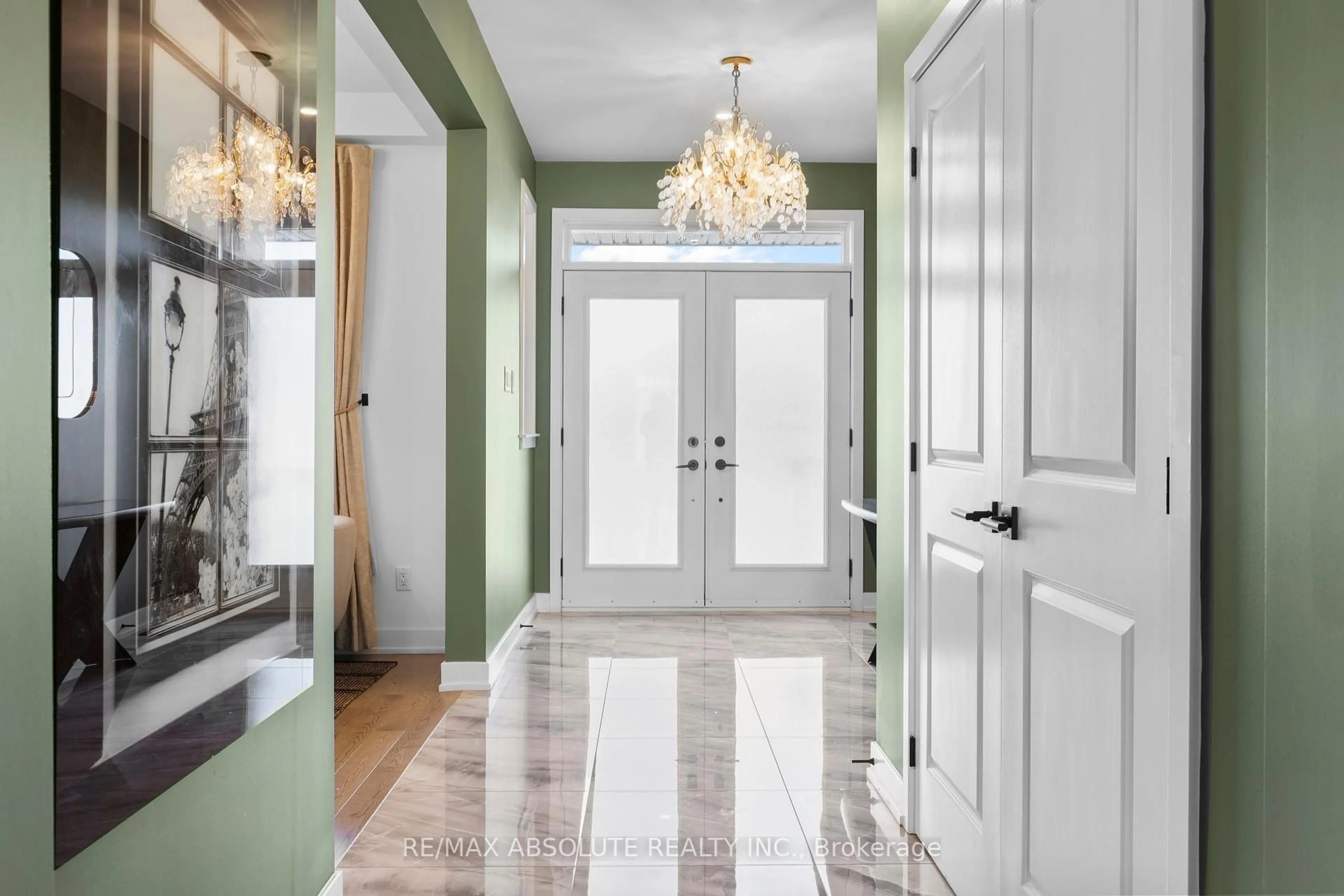 Indoor entryway for 921 Beckton Hts, Ottawa Ontario K2S 2X5
