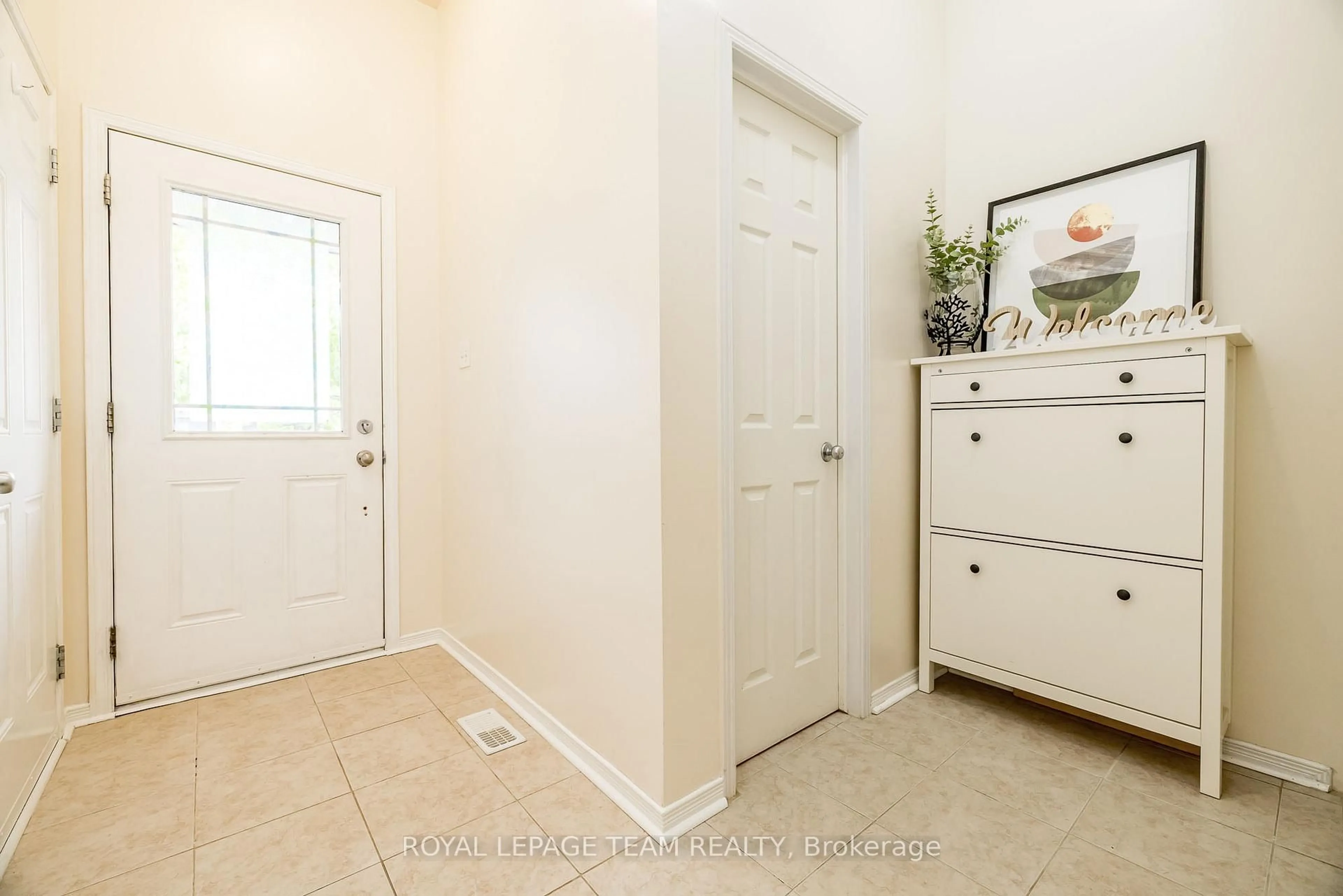Indoor entryway for 221 SORENTO St, Ottawa Ontario K2J 0B5