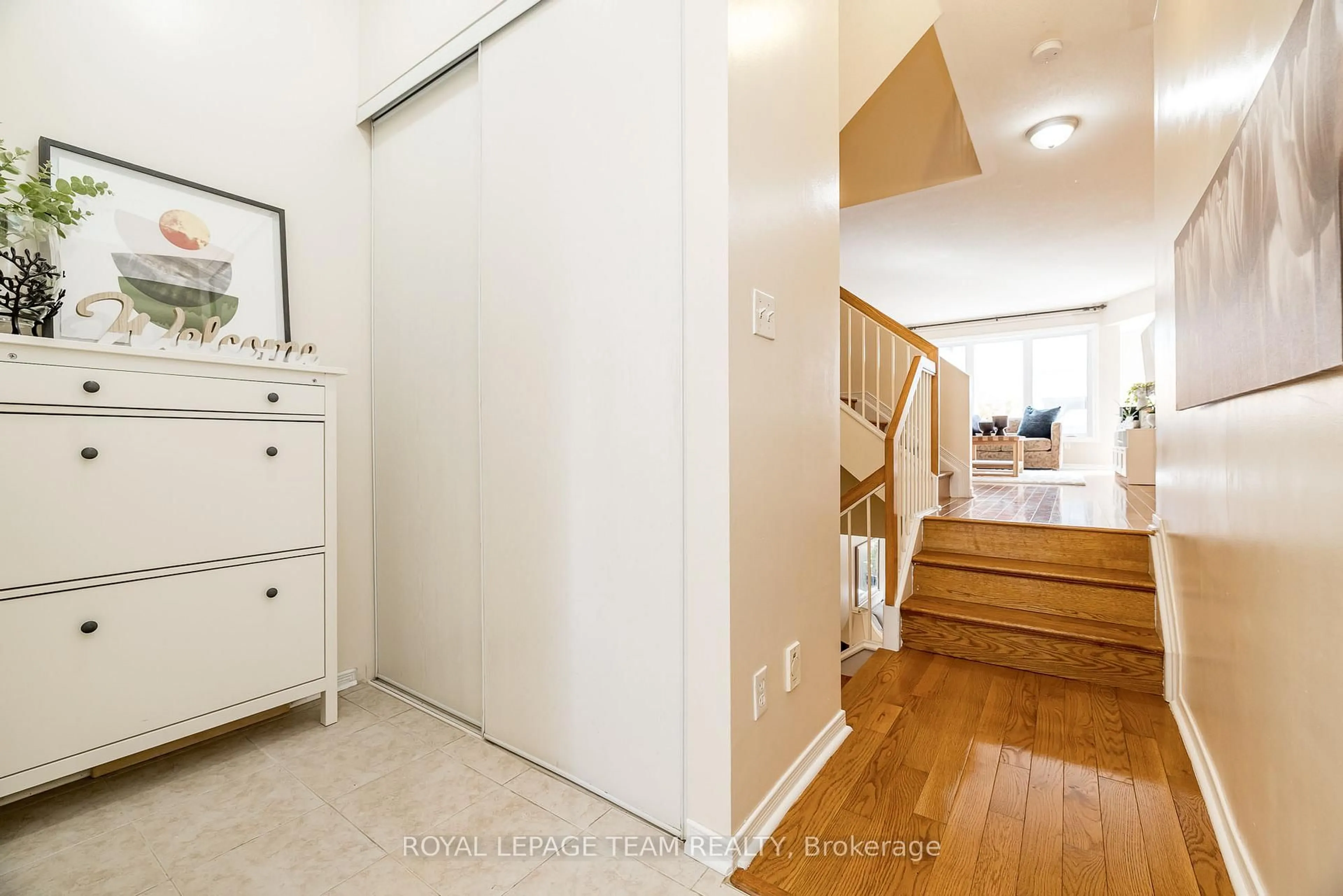 Indoor entryway for 221 SORENTO St, Ottawa Ontario K2J 0B5