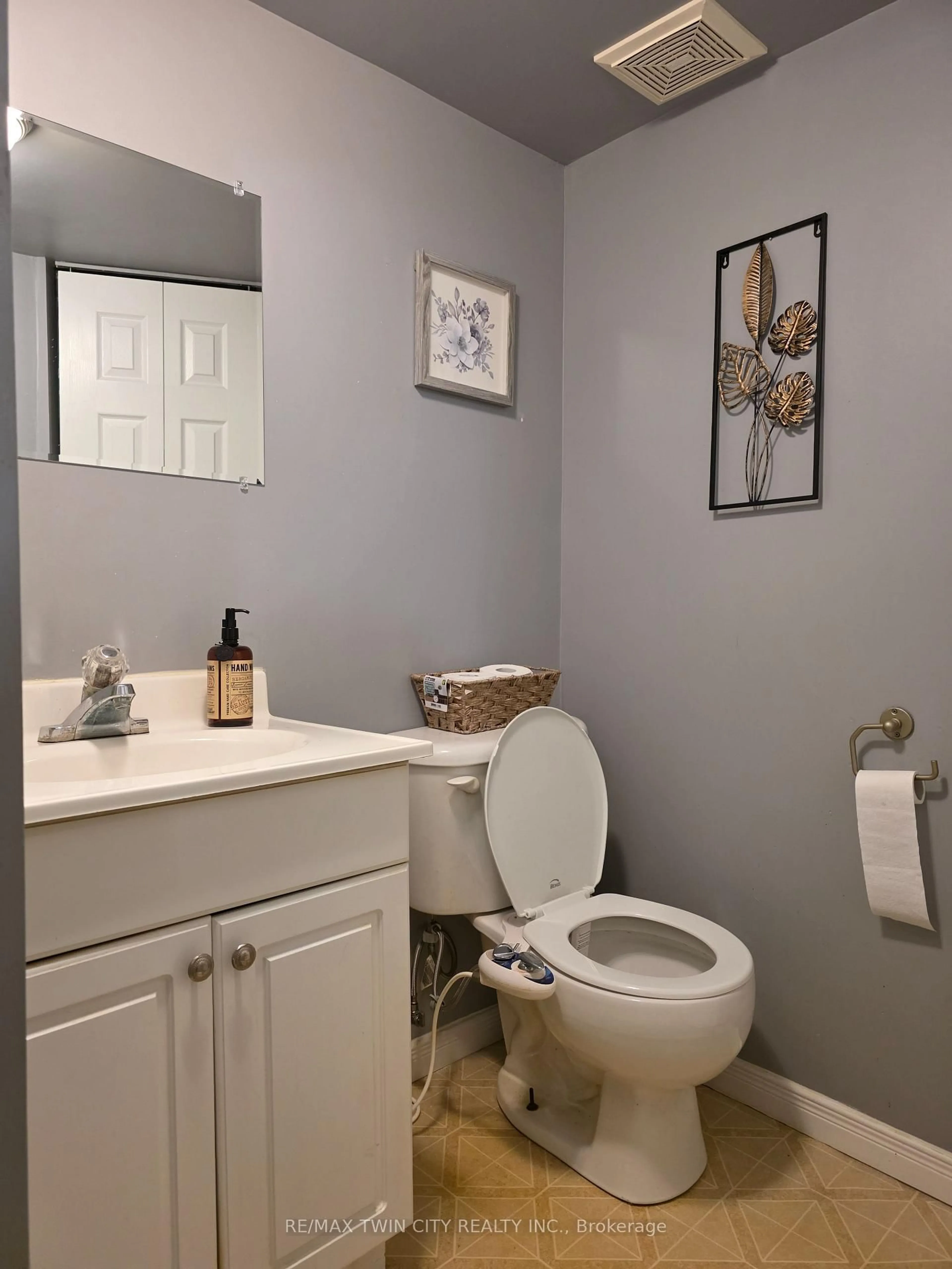 Standard bathroom, unknown for 211 Veronica Dr #10, Kitchener Ontario N2A 2R8