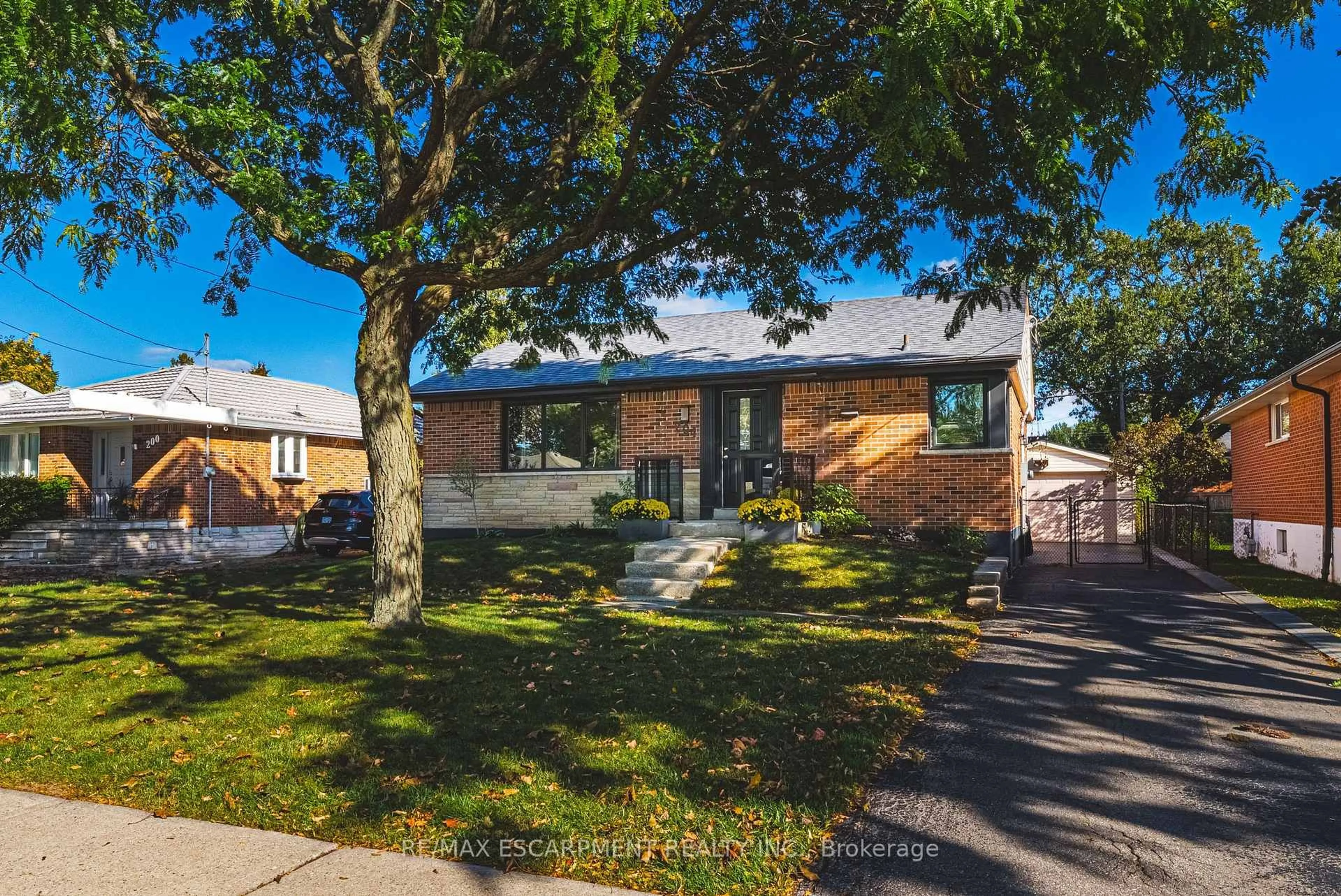 Home with brick exterior material, street for 204 Fernwood Blvd, Hamilton Ontario L8T 3L4