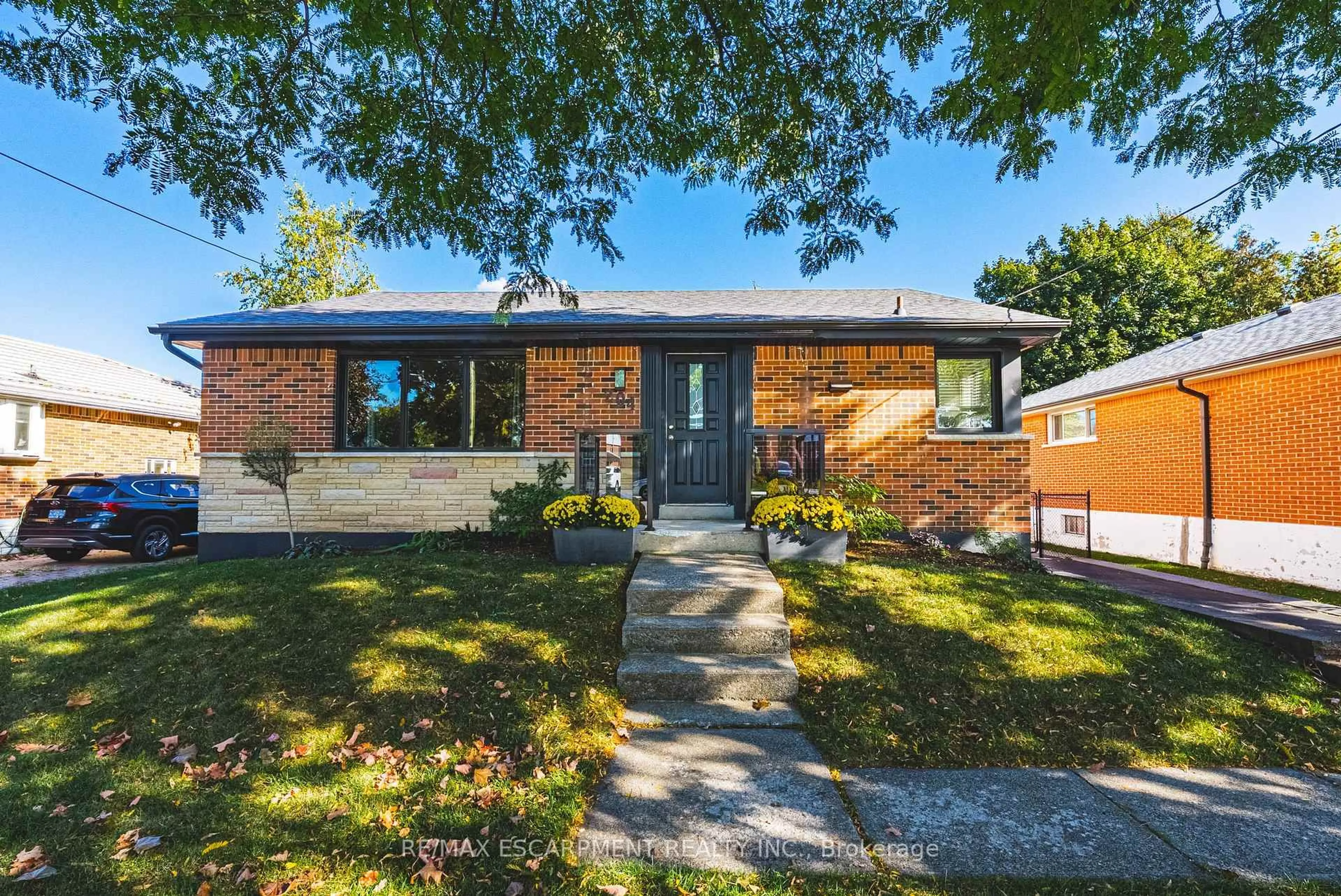 Home with brick exterior material, street for 204 Fernwood Blvd, Hamilton Ontario L8T 3L4