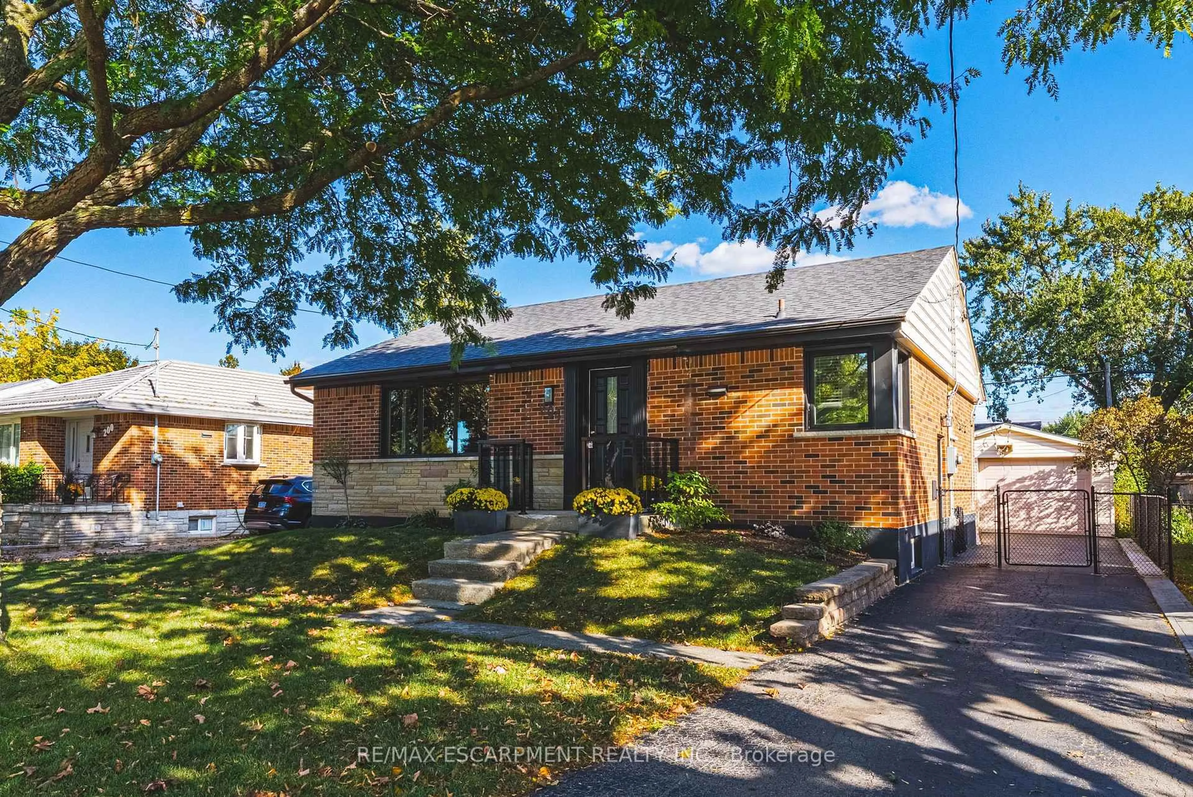 Home with brick exterior material, street for 204 Fernwood Blvd, Hamilton Ontario L8T 3L4