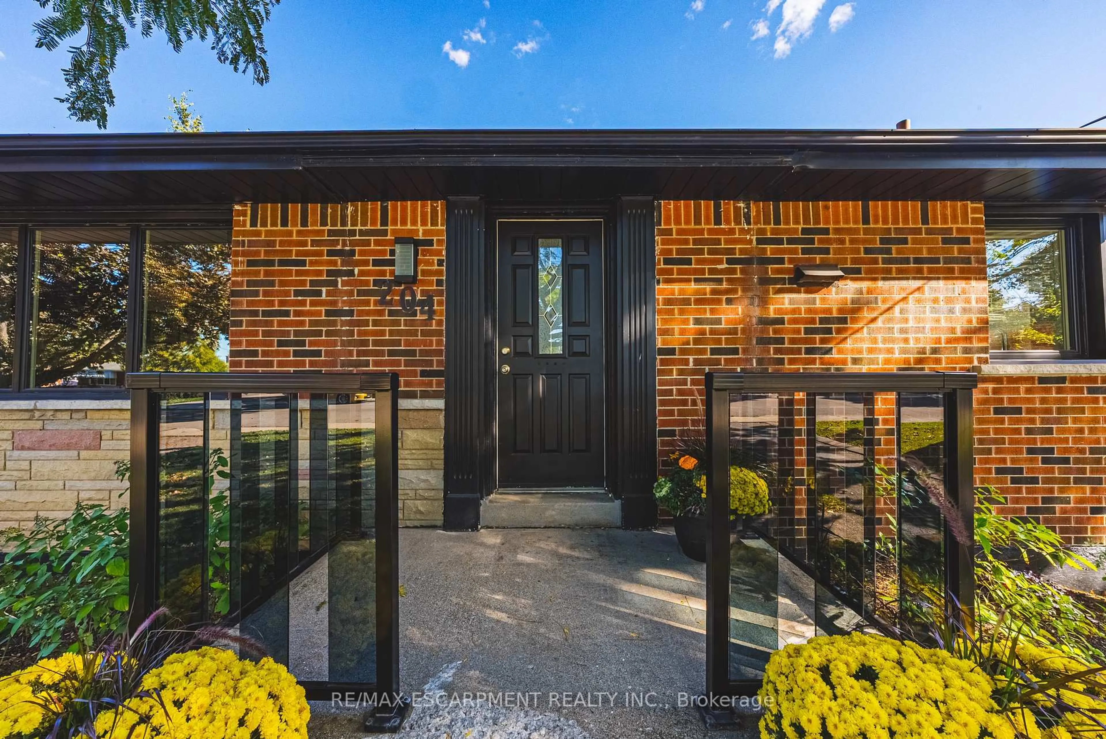 Home with brick exterior material, building for 204 Fernwood Blvd, Hamilton Ontario L8T 3L4