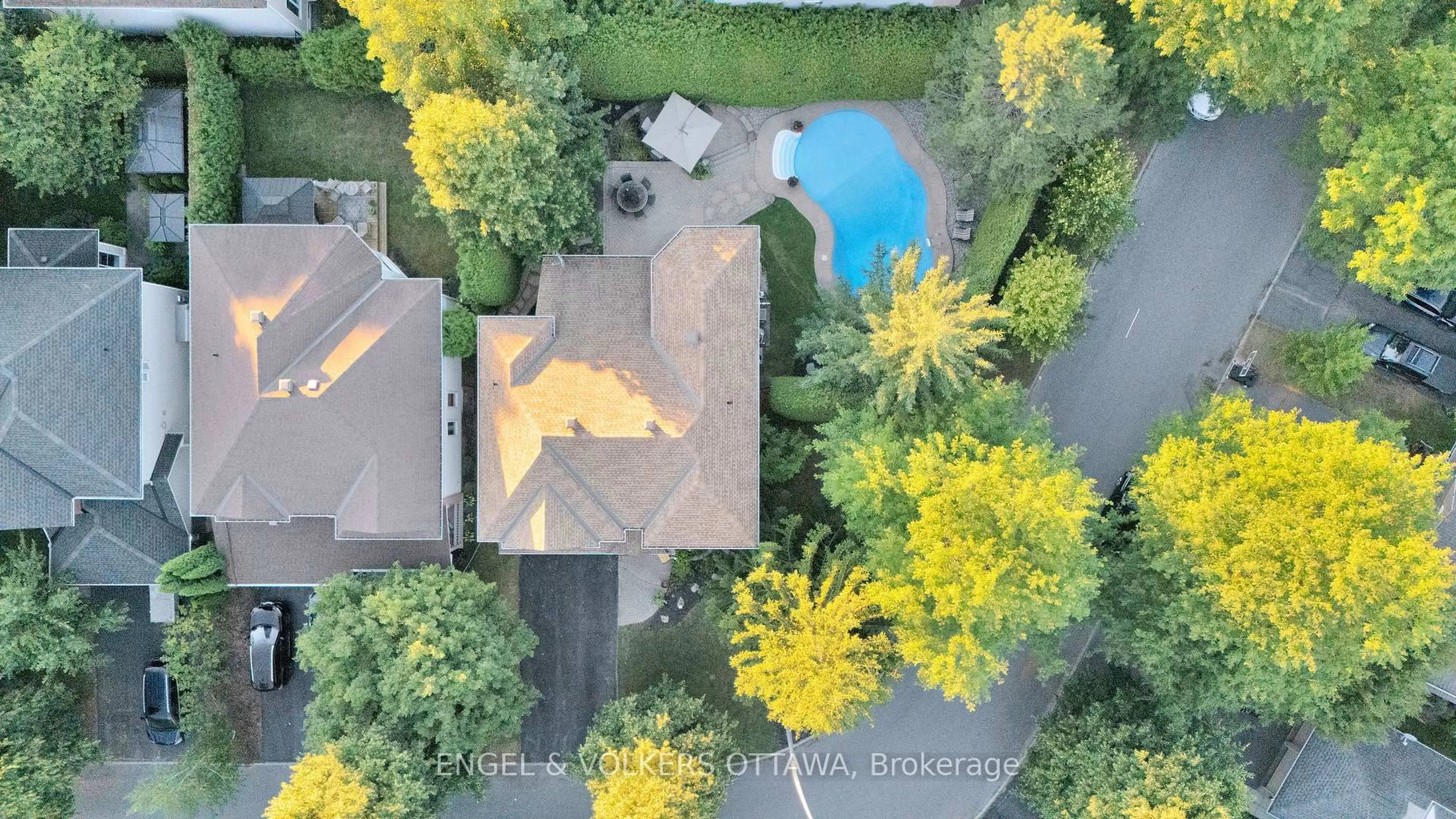 A pic from outside/outdoor area/front of a property/back of a property/a pic from drone, unknown for 5 Wynridge Pl, Ottawa Ontario K2M 2S9