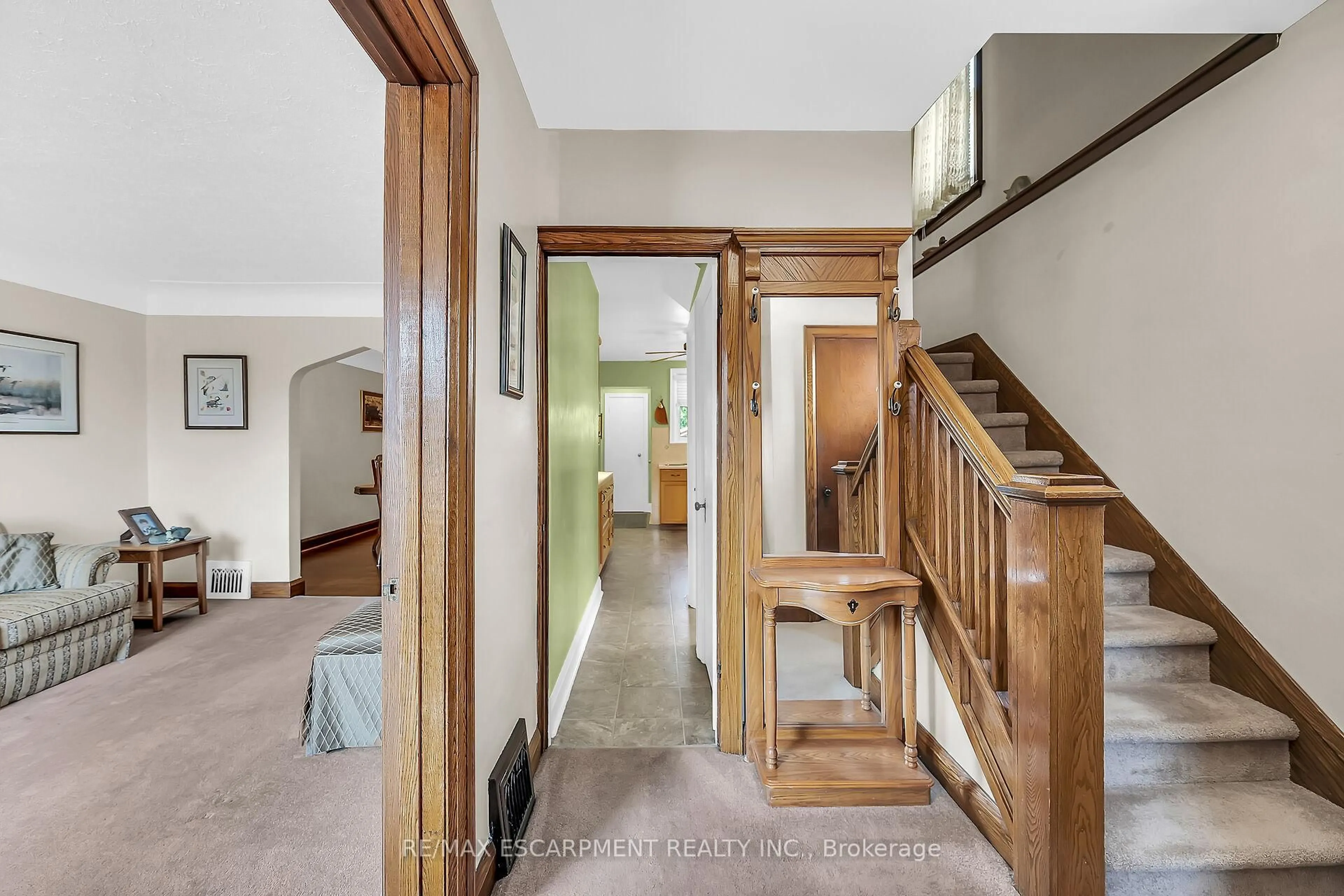 Indoor foyer for 274 Ottawa St, Hamilton Ontario L8K 2G1