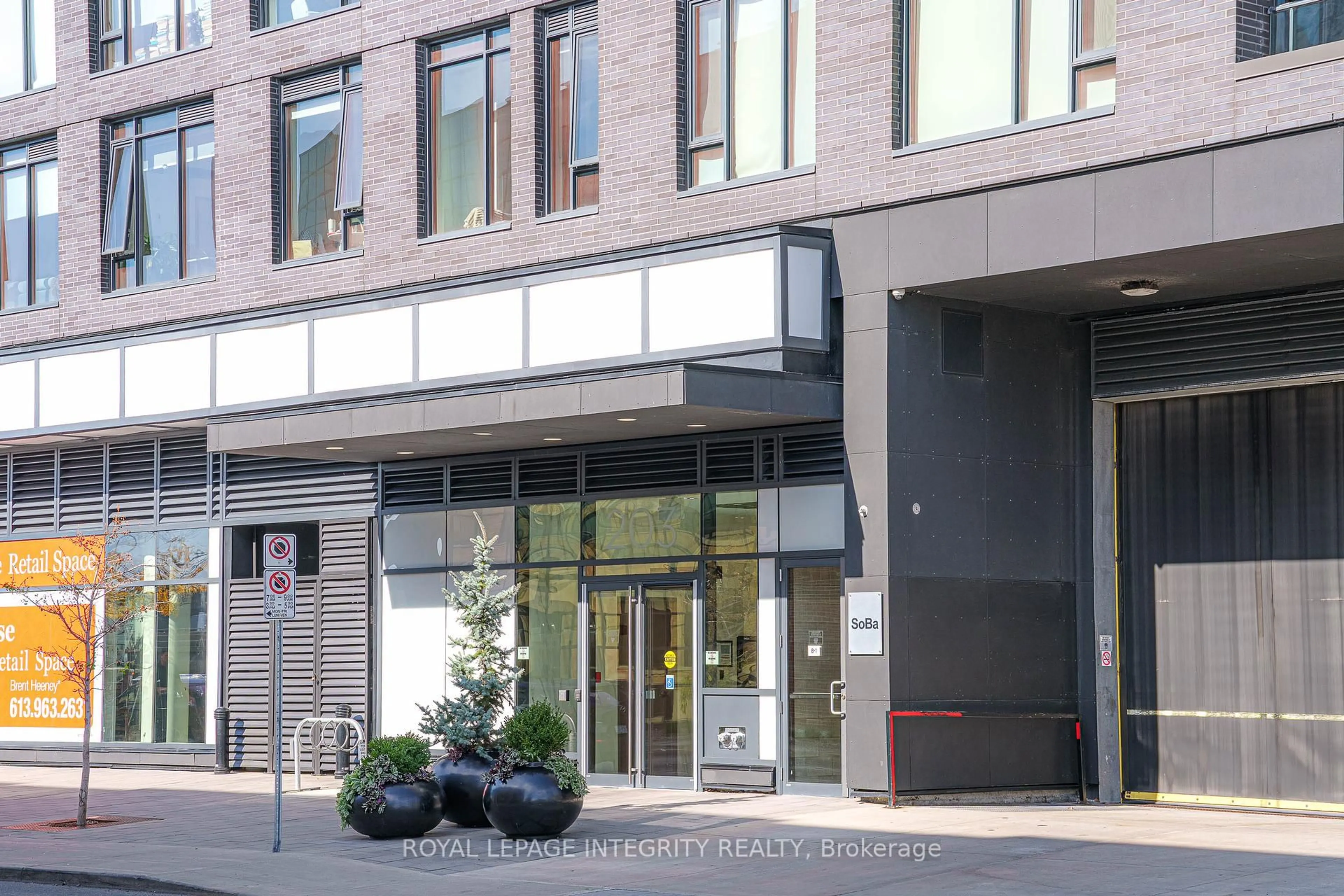 Indoor foyer for 203 Catherine St #802, Ottawa Ontario K2P 1J5