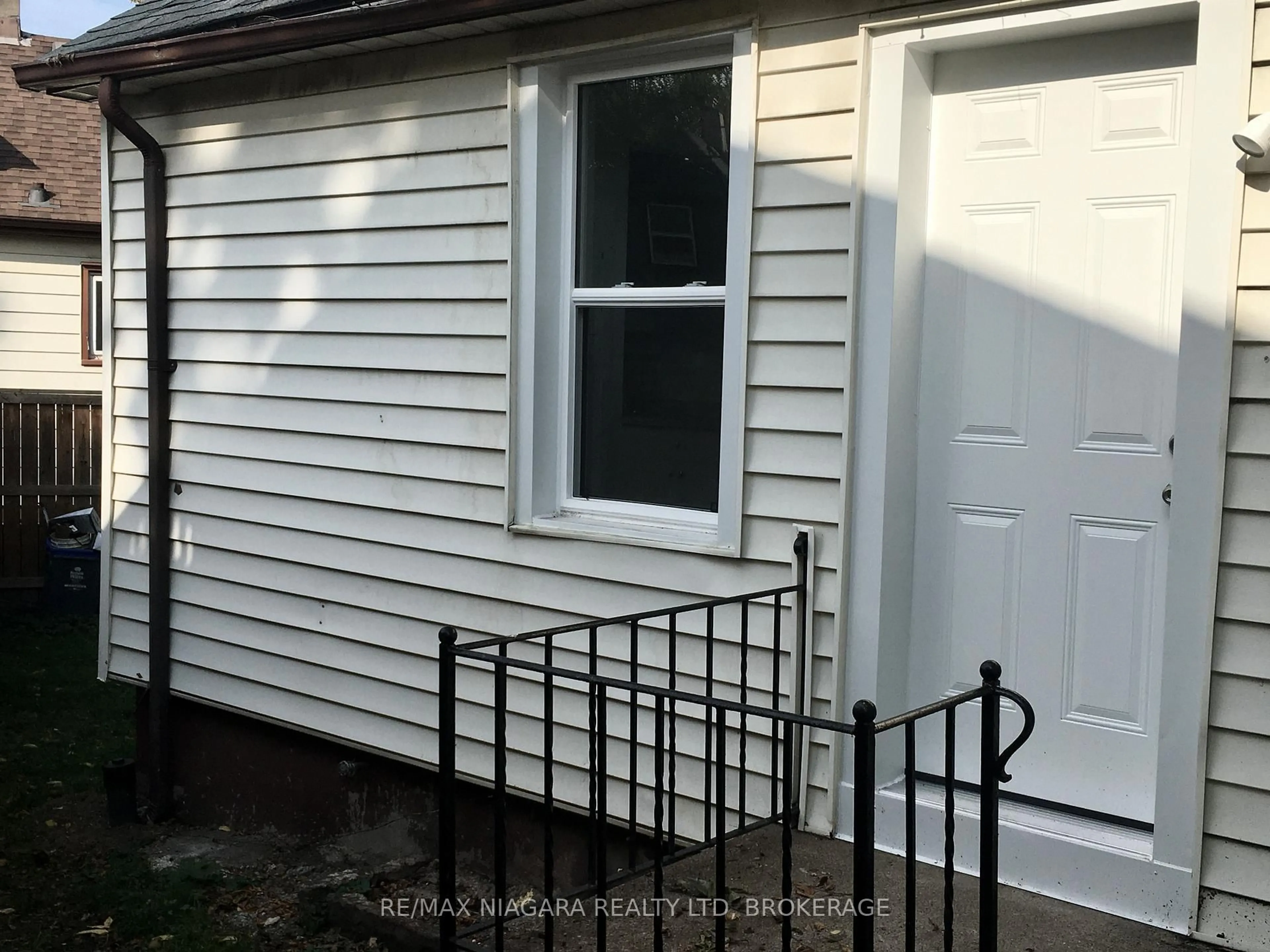 Home with vinyl exterior material, street for 163 Welland Ave, St. Catharines Ontario L2R 2N9