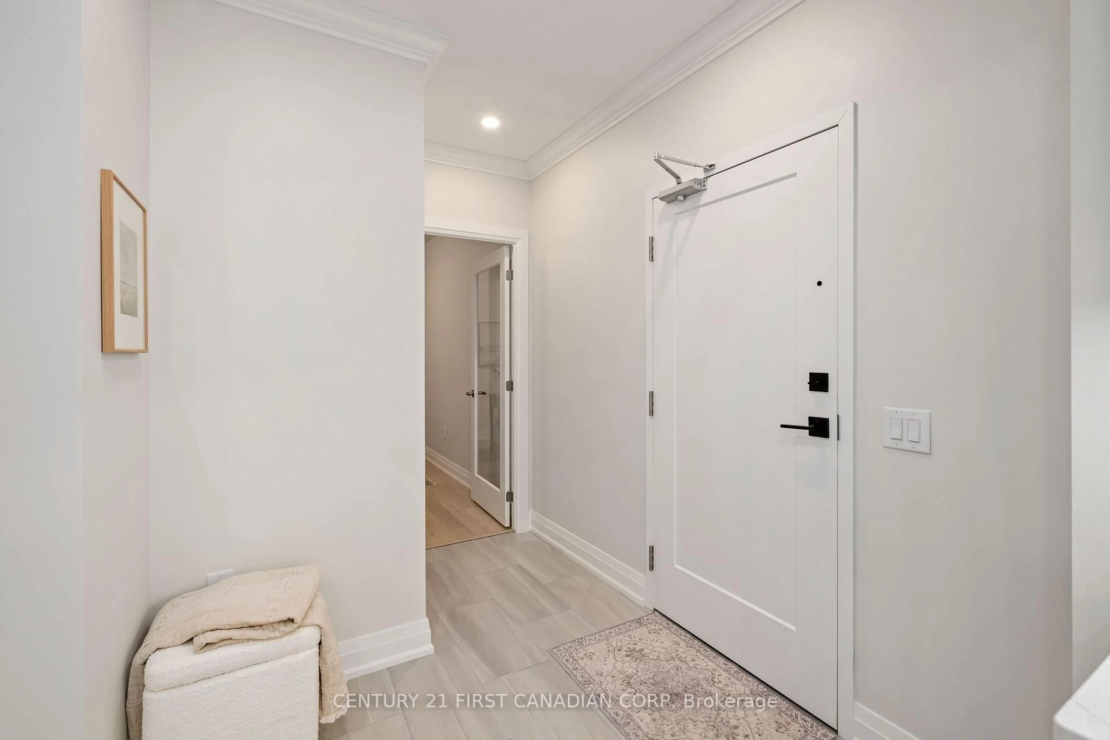 Indoor entryway for 1975 FOUNTAIN GRASS Dr #401, London South Ontario N6K 4P9