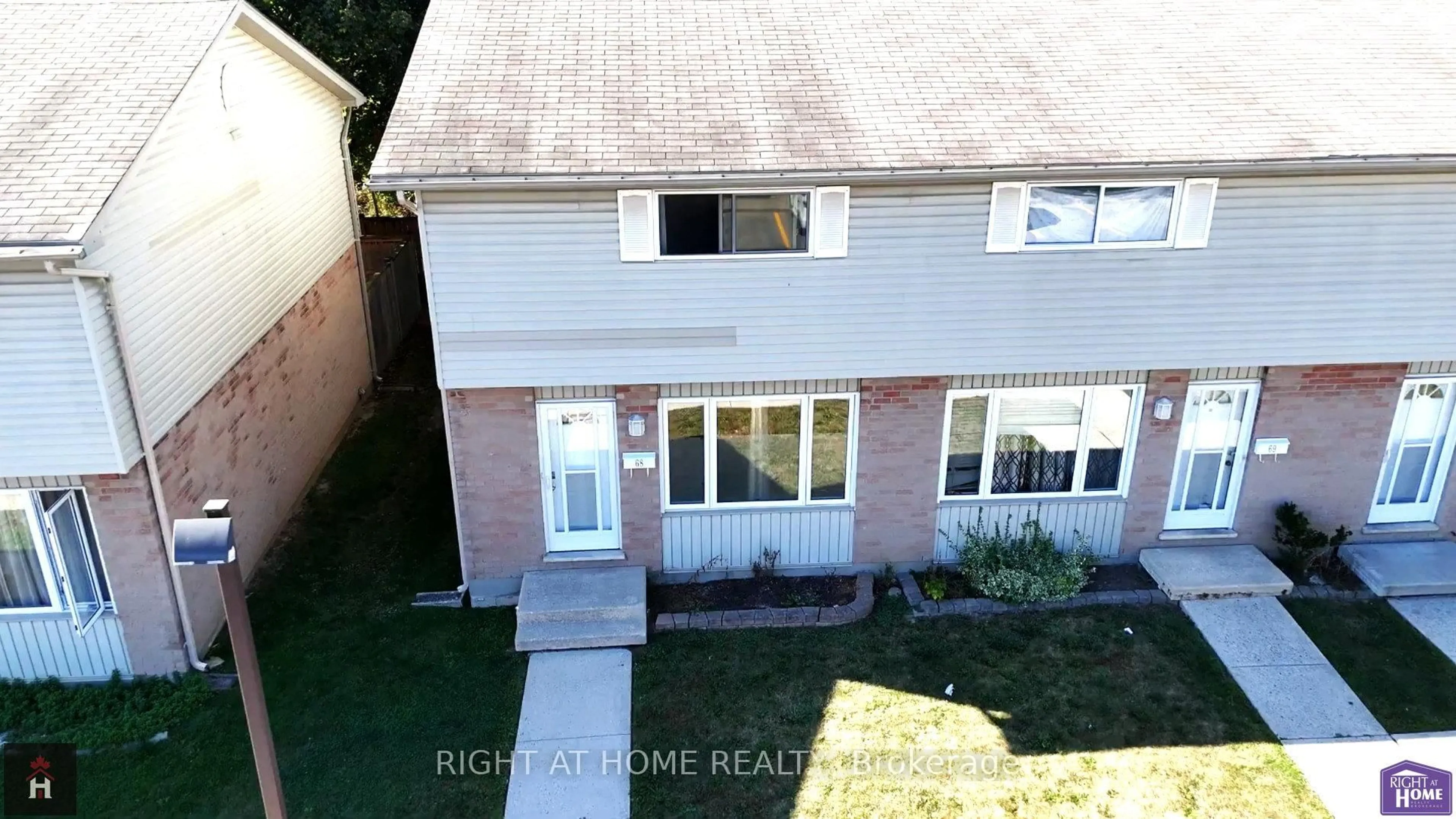 A pic from outside/outdoor area/front of a property/back of a property/a pic from drone, building for 1095 Jalna Blvd #68, London South Ontario N6E 2Y7