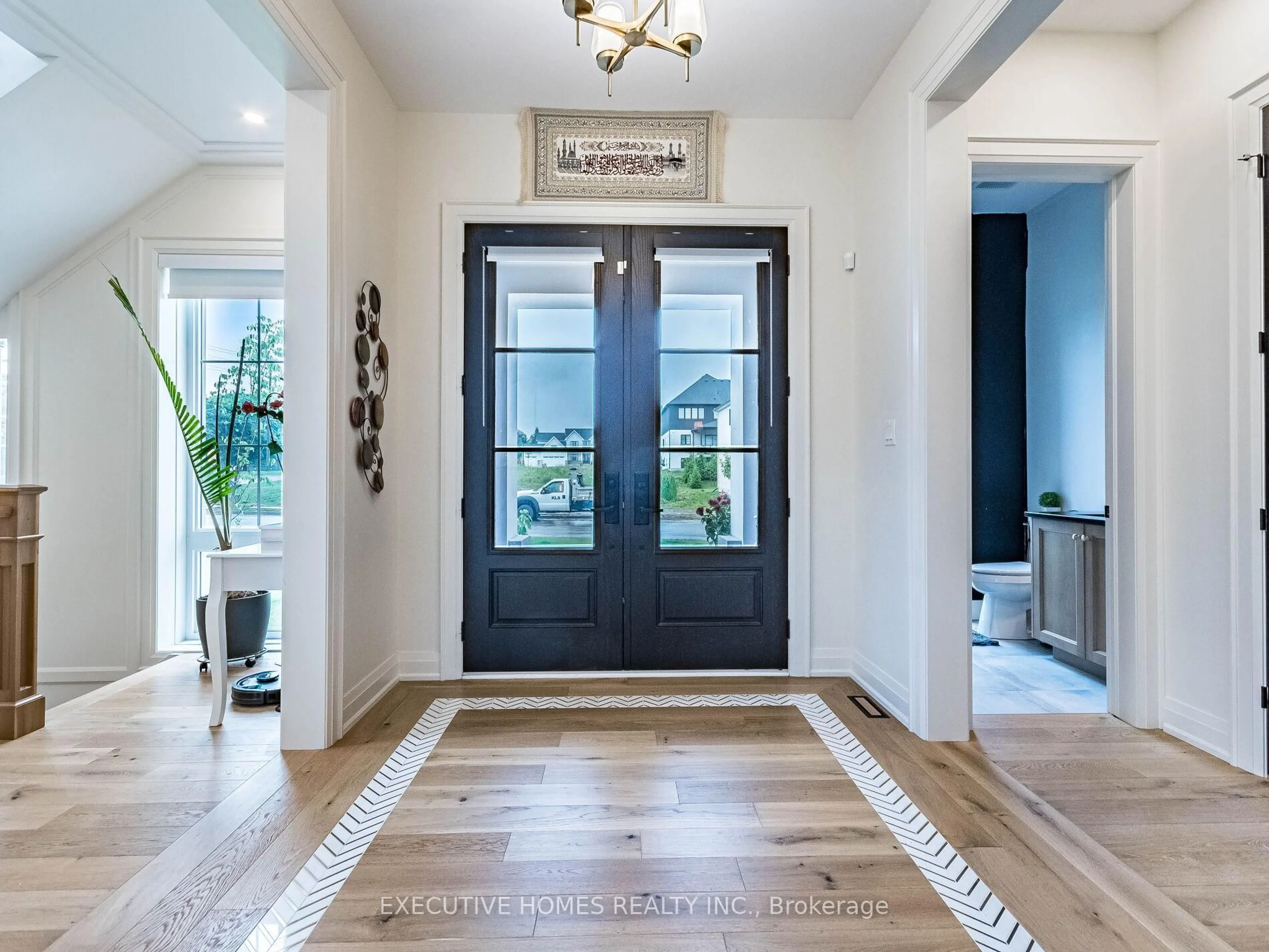 Indoor entryway for 377 Manhattan Dr, London South Ontario N6K 4M7