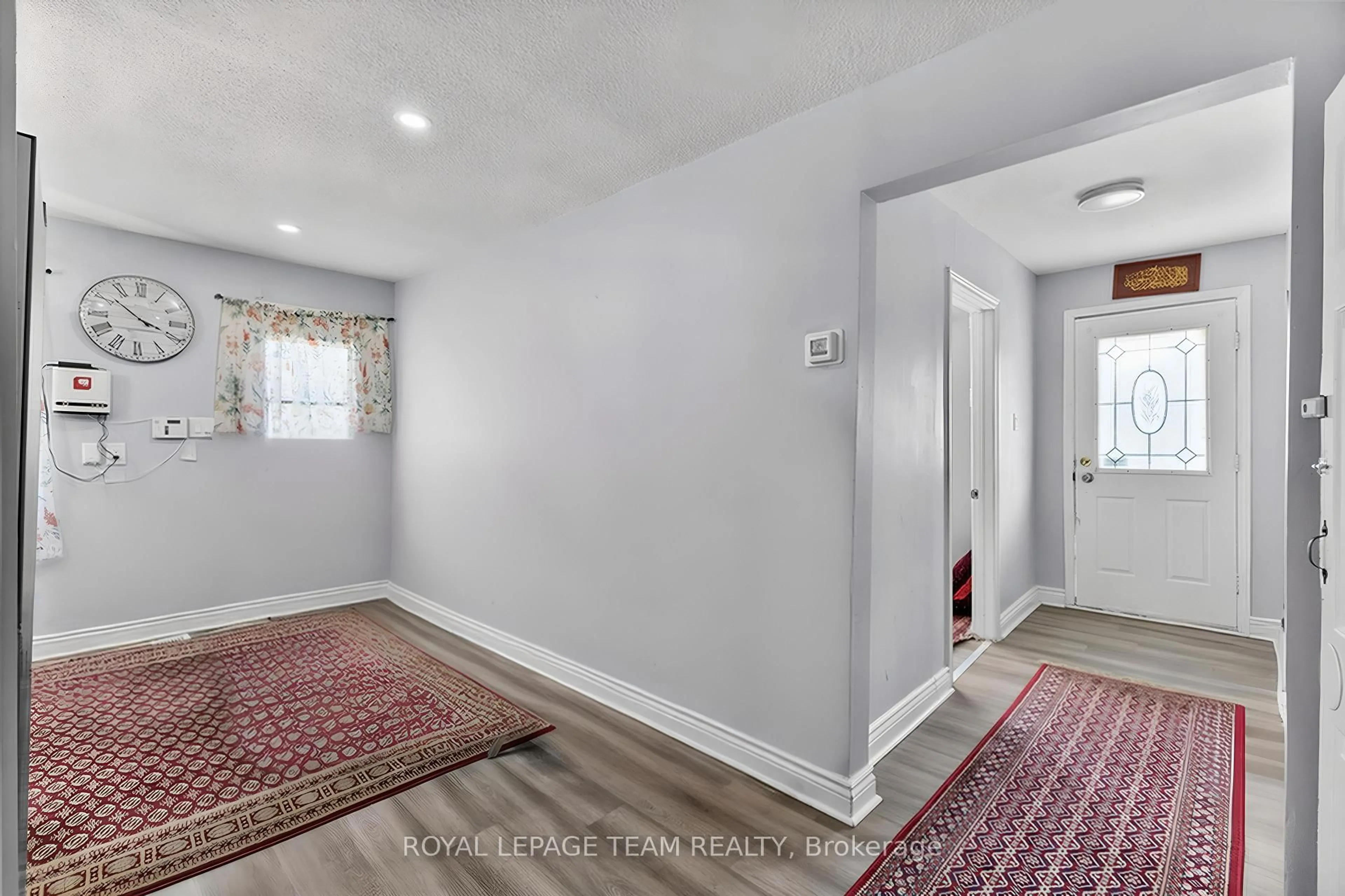 Indoor entryway for 105 Jolliet Ave, Ottawa Ontario K1L 5H1