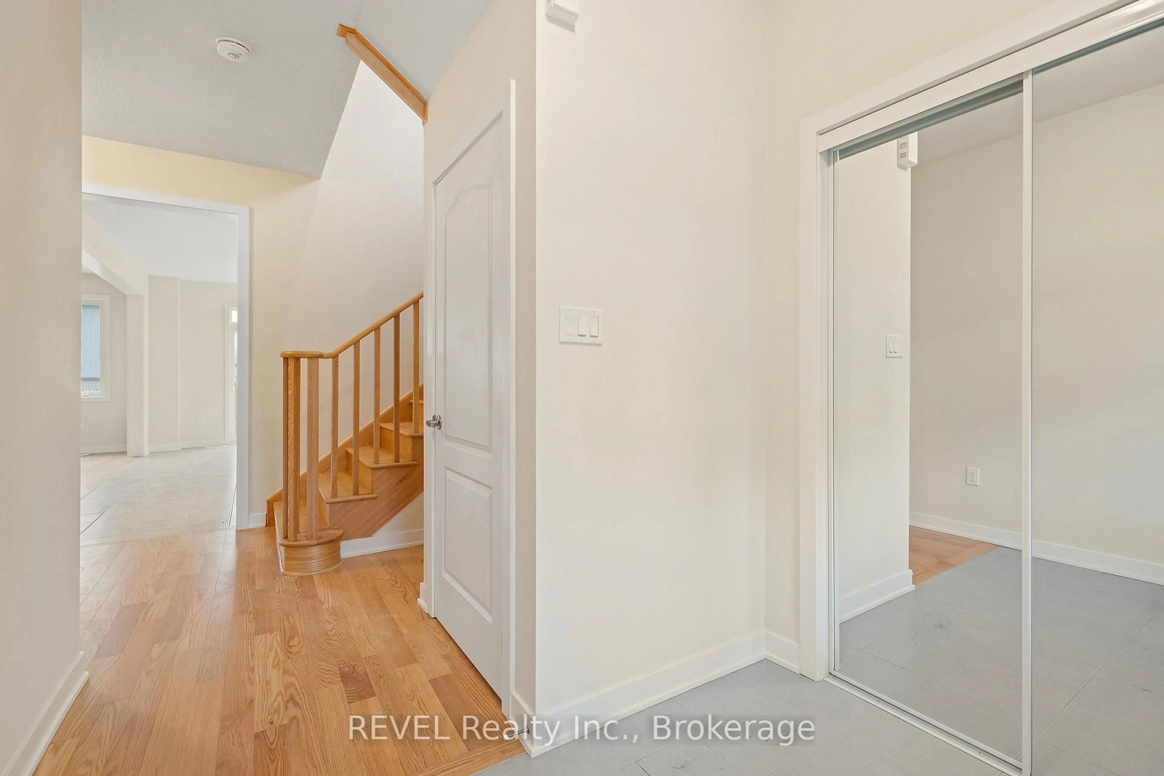 Indoor entryway for 145 Stern Dr, Welland Ontario L3B 0M3