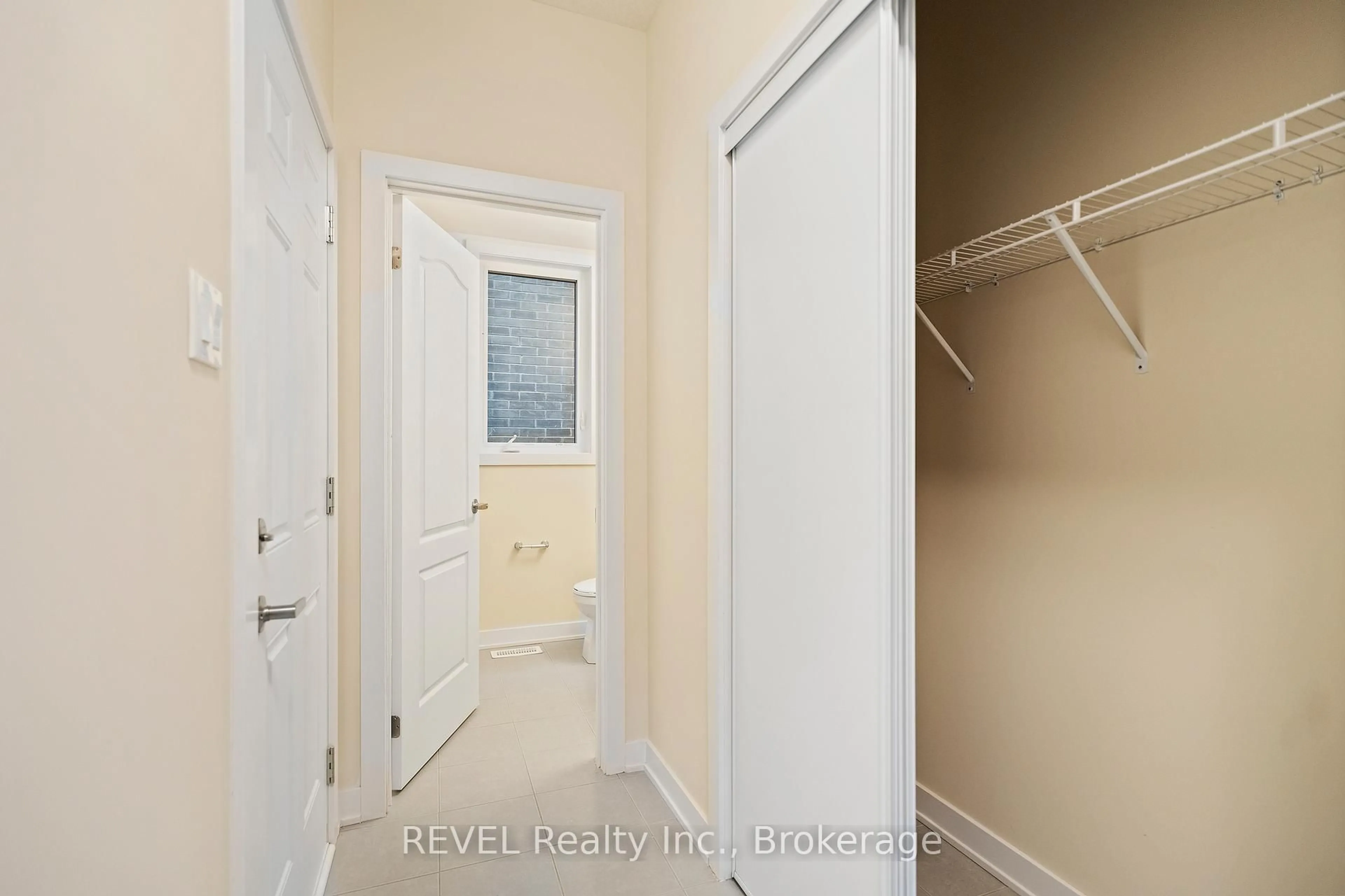 Indoor entryway for 145 Stern Dr, Welland Ontario L3B 0M3