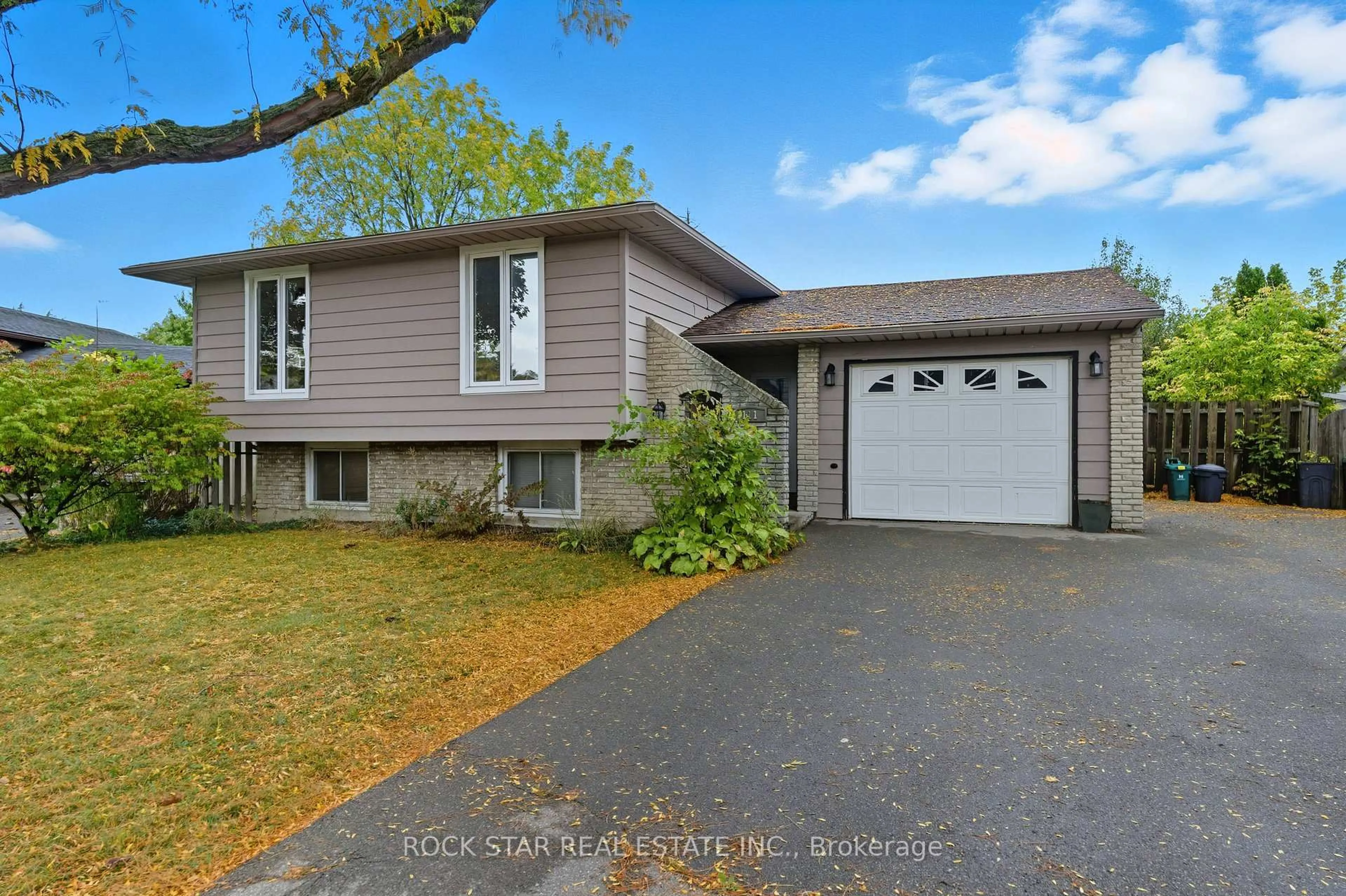 Home with vinyl exterior material, street for 111 Britten Clse, Hamilton Ontario L9C 4K1