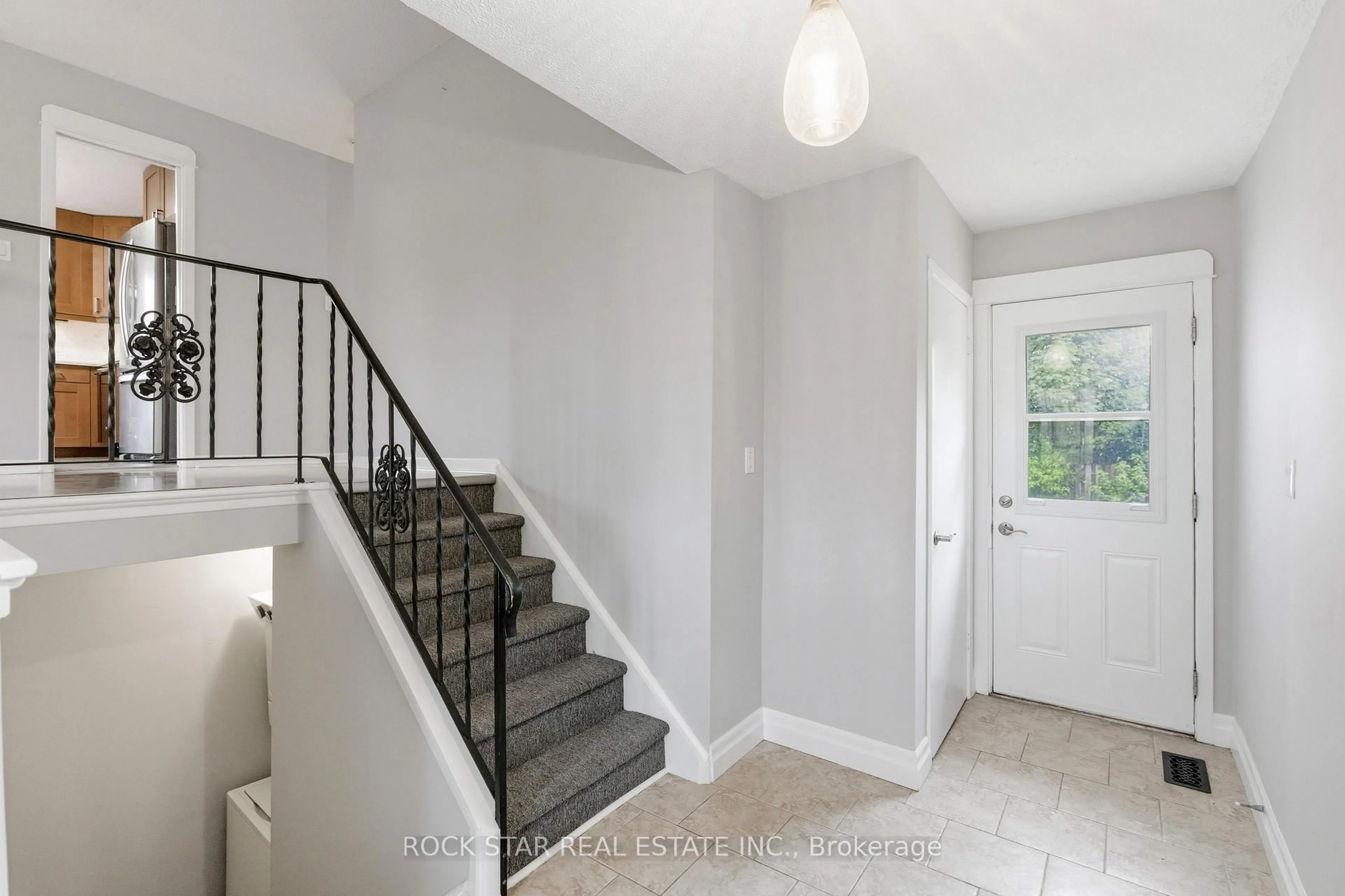 Indoor entryway for 111 Britten Clse, Hamilton Ontario L9C 4K1