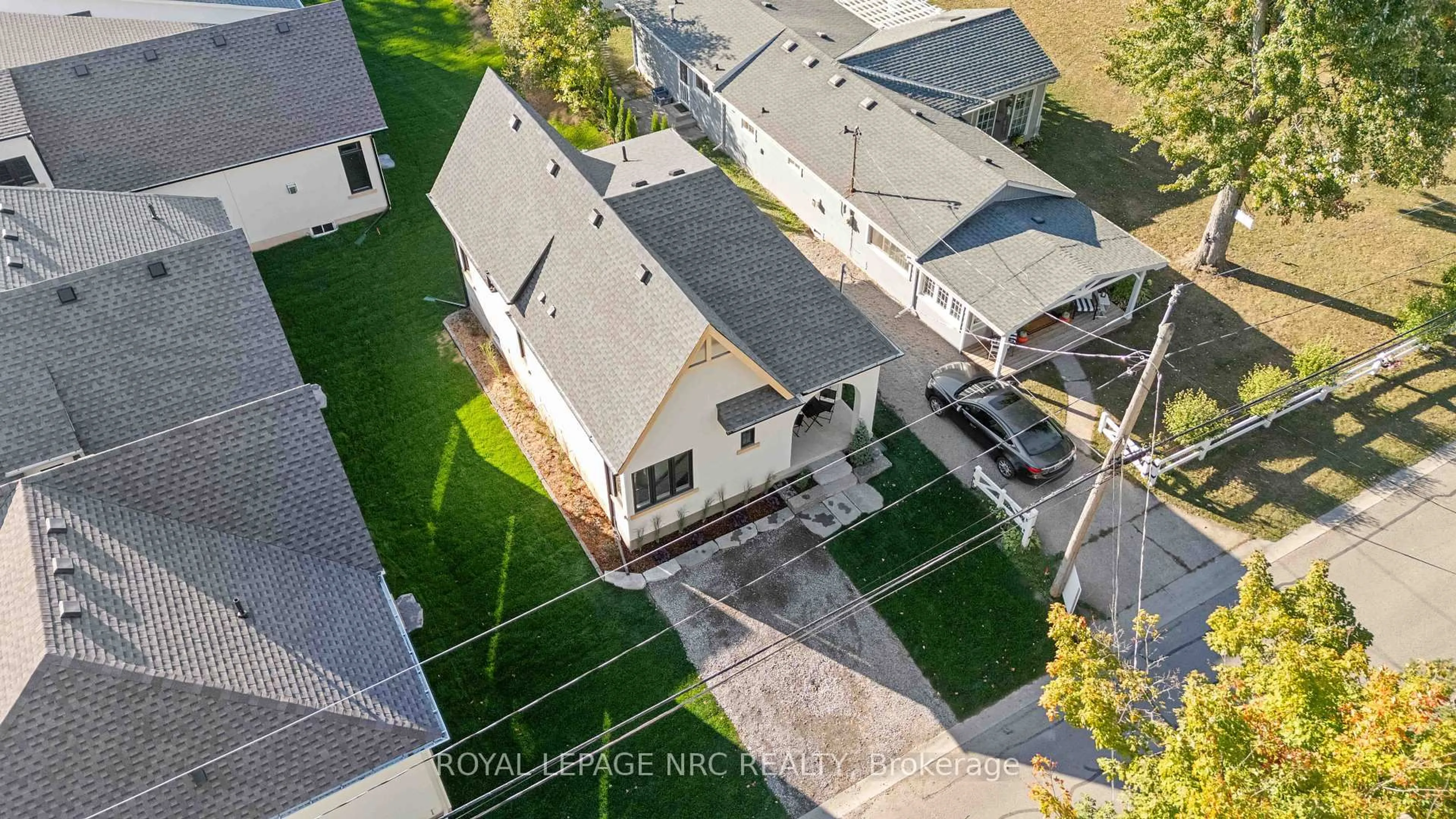 A pic from outside/outdoor area/front of a property/back of a property/a pic from drone, street for 281 ELMWOOD Ave, Fort Erie Ontario L0S 1B0