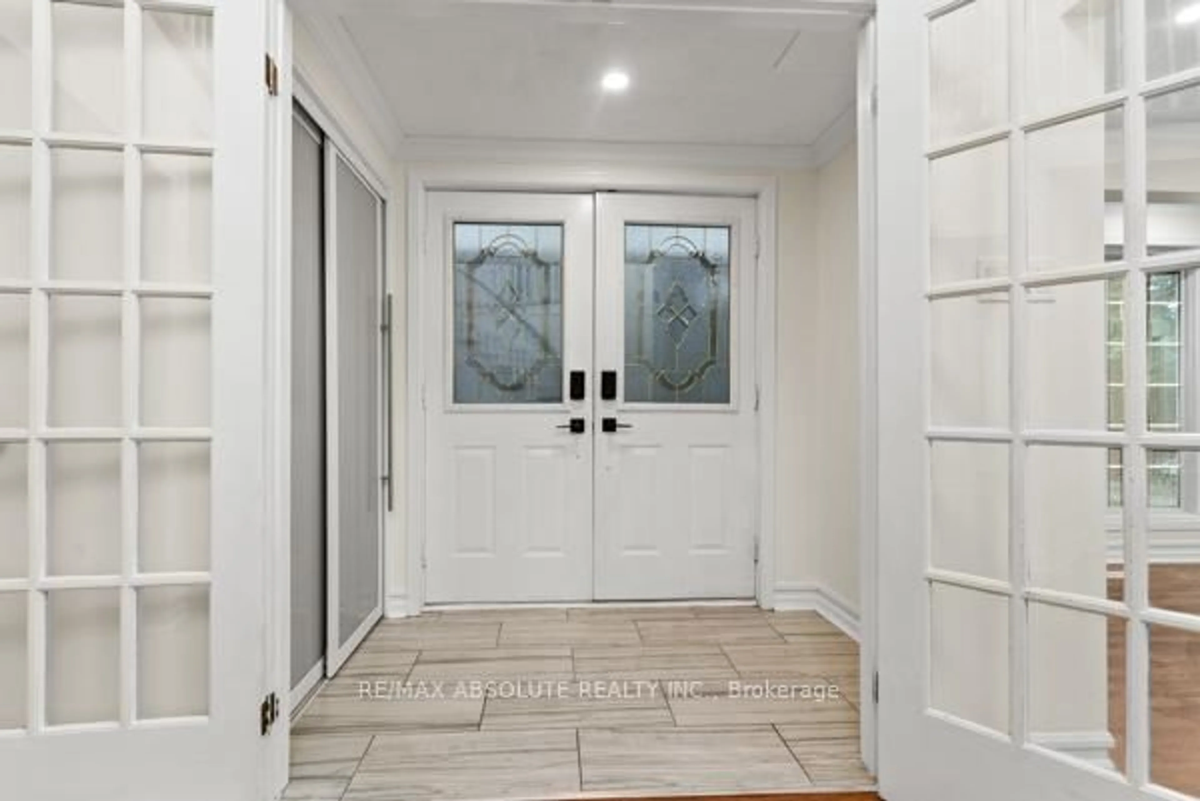 Indoor entryway for 6 Howard Crt, Ottawa Ontario K2J 3Z8