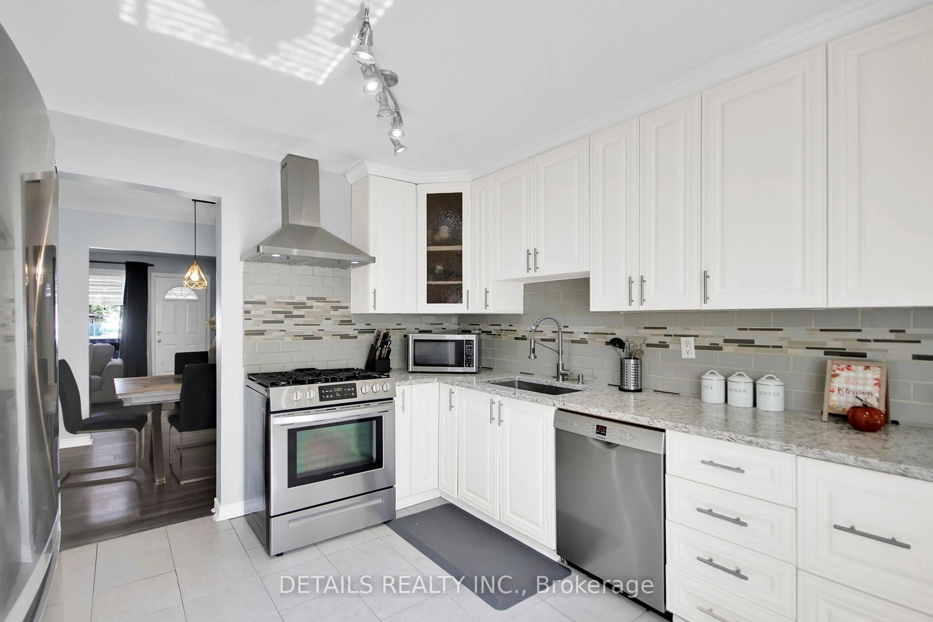 Standard kitchen, ceramic/tile floor for 3575 Downpatrick Rd #2, Ottawa Ontario K1V 8T3