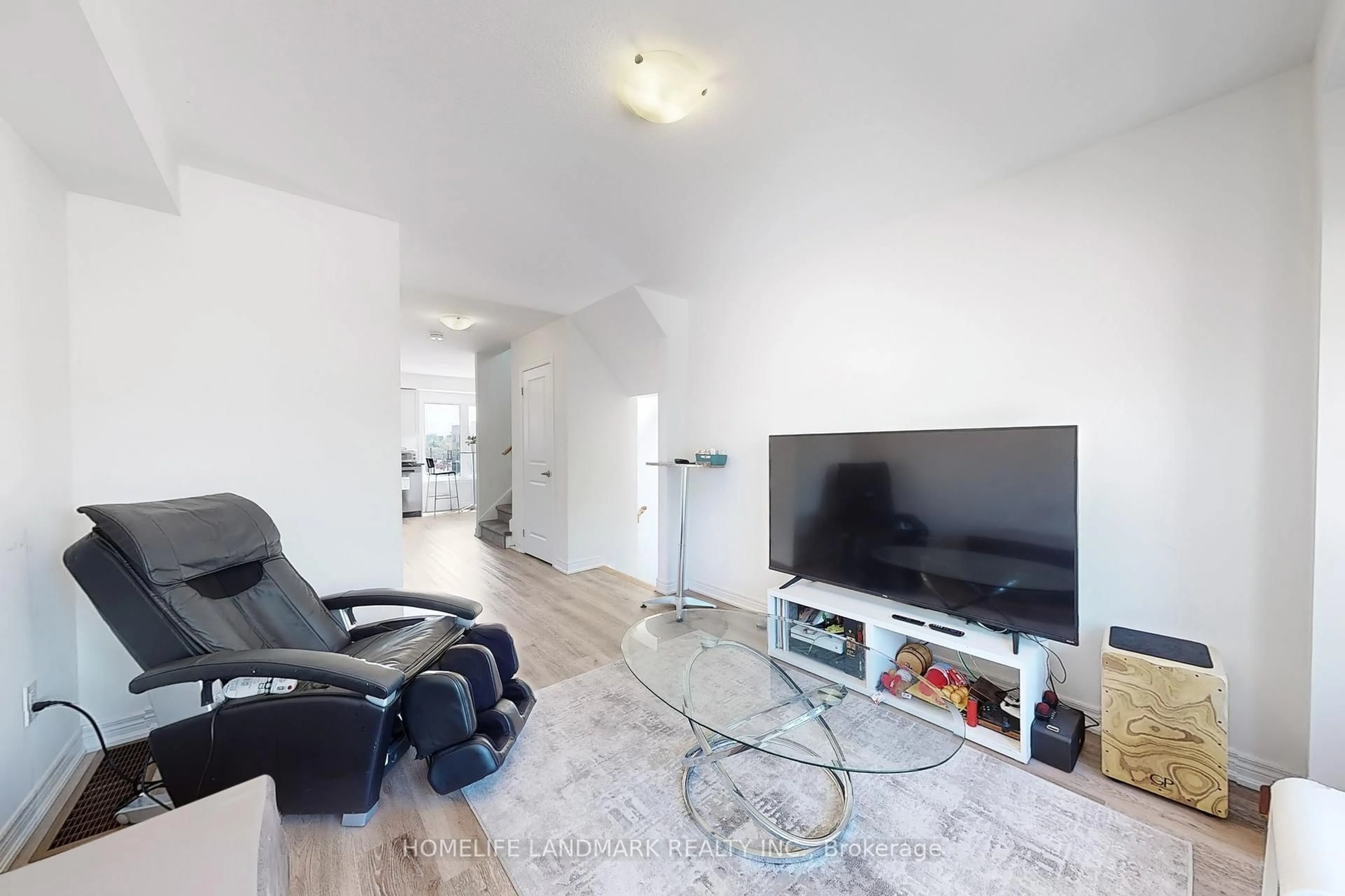 A pic of a room for 2 Reid Ave, Hamilton Ontario L8H 0B5