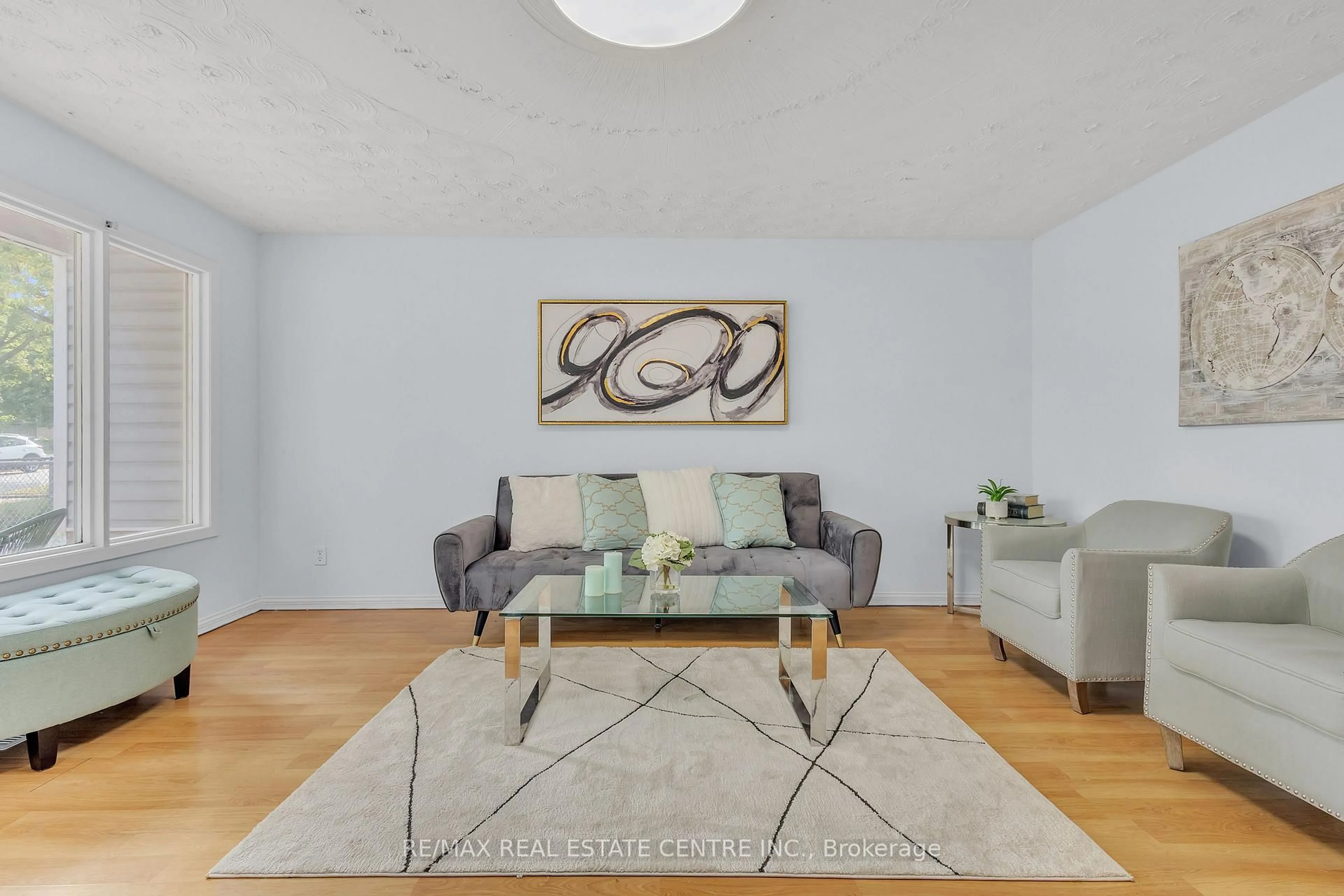 Living room with furniture, unknown for 87 Christopher Dr, Waterloo Ontario N2J 4J6
