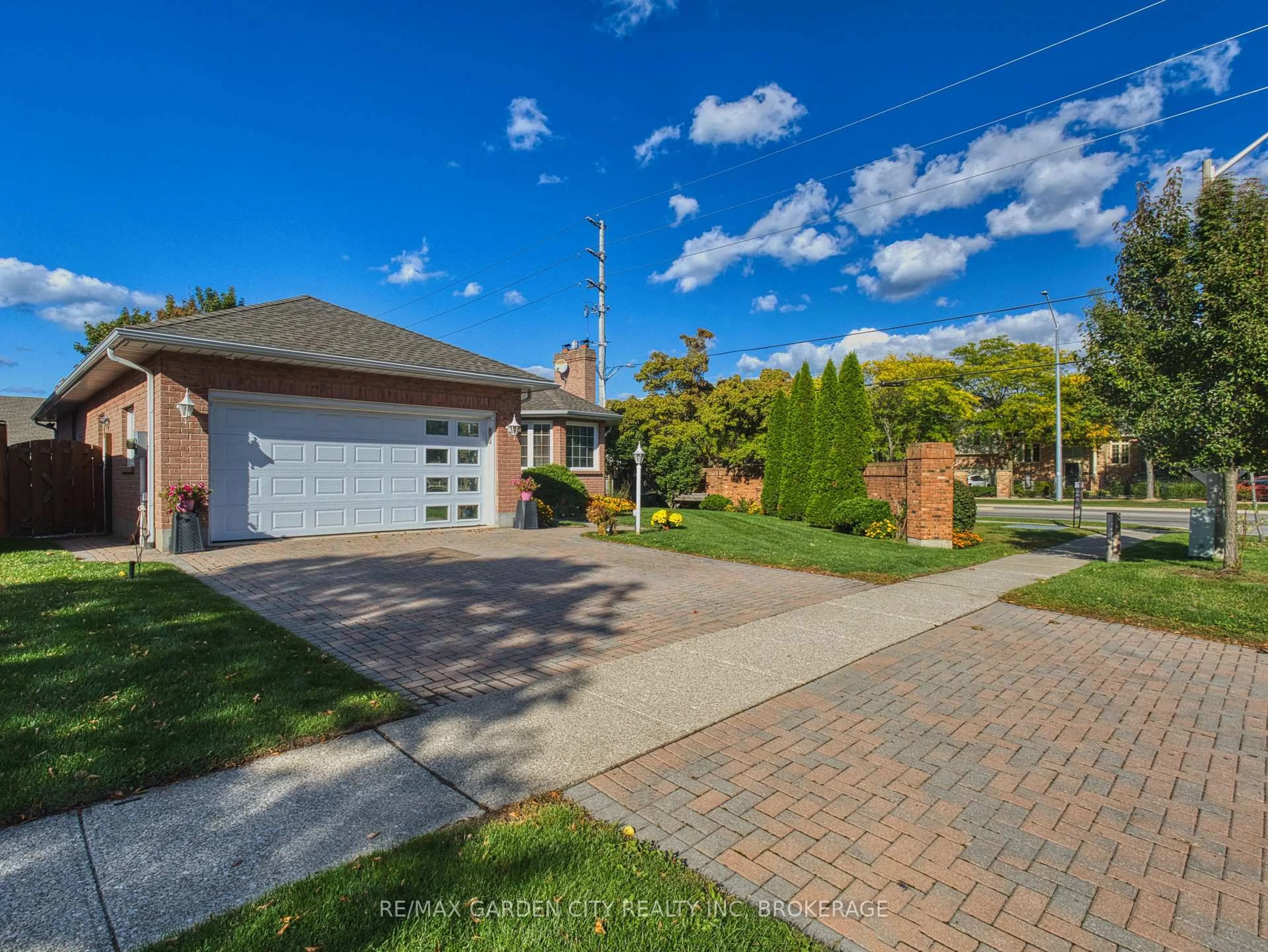 Home with brick exterior material, street for 2 Harvest Oak Dr, St. Catharines Ontario L2S 3H4