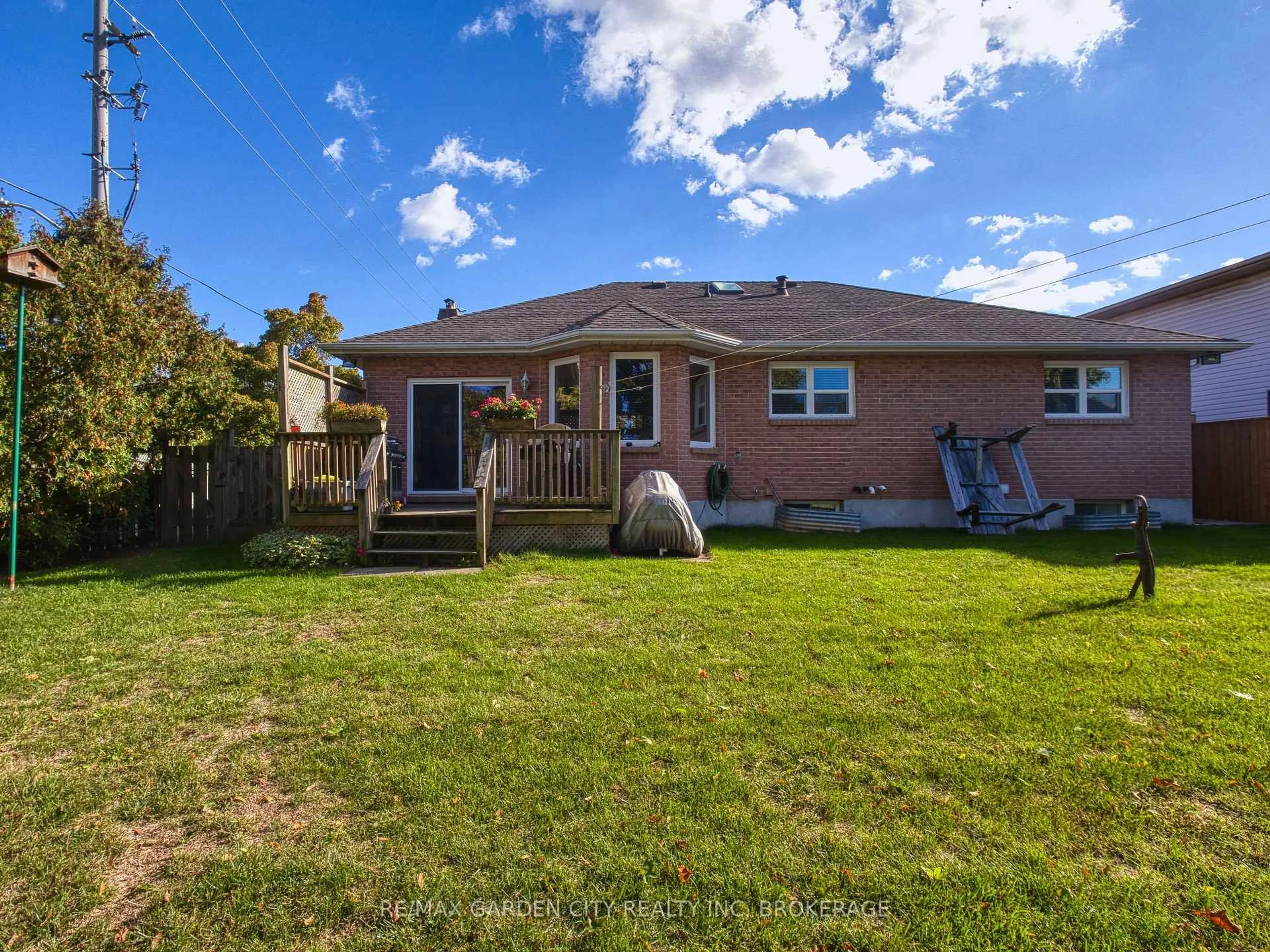 A pic from outside/outdoor area/front of a property/back of a property/a pic from drone, street for 2 Harvest Oak Dr, St. Catharines Ontario L2S 3H4