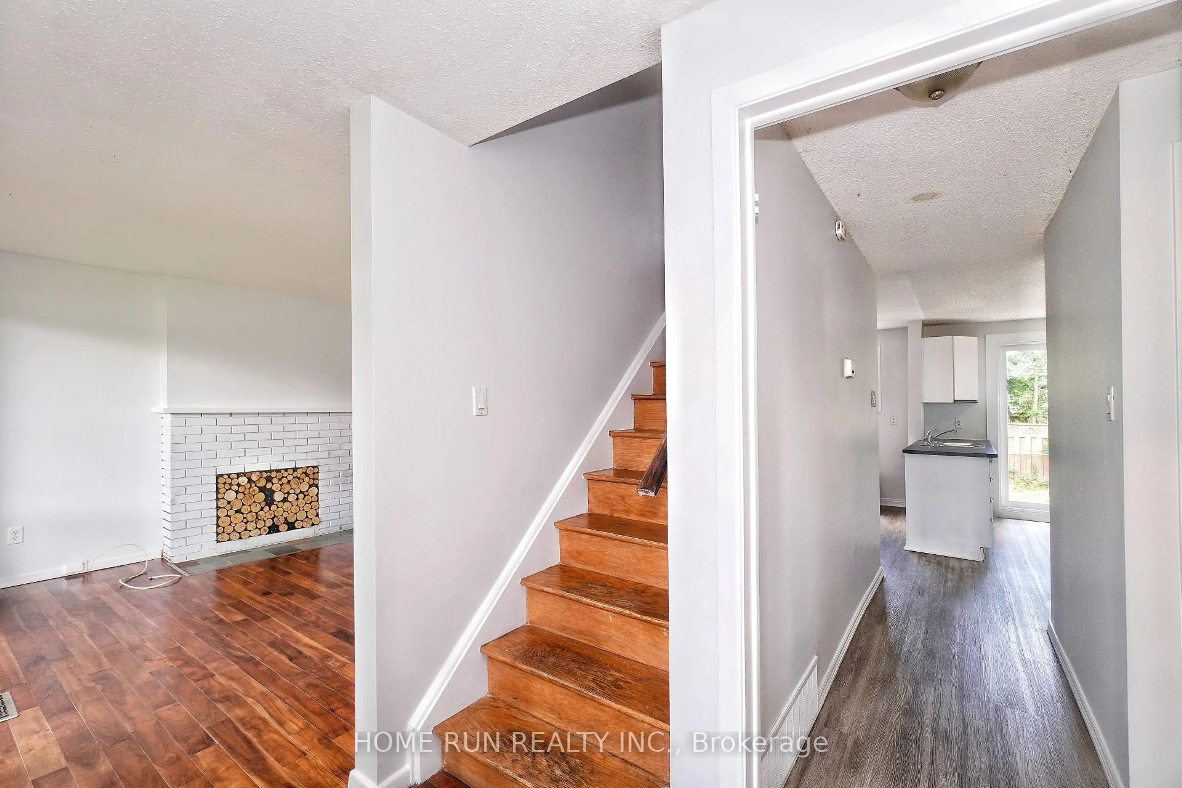 Indoor entryway for 1292 Meadowlands Dr, Ottawa Ontario K2E 6K5