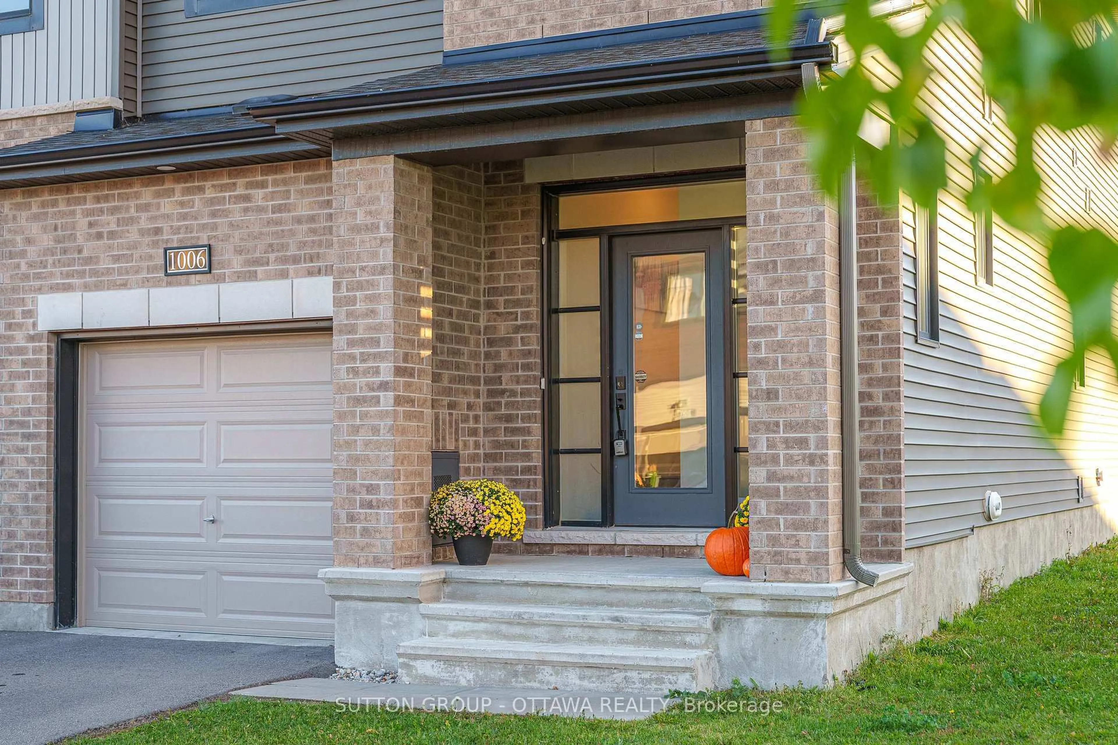 Home with brick exterior material, street for 1006 Speedvale Crt, Ottawa Ontario K2T 0P3