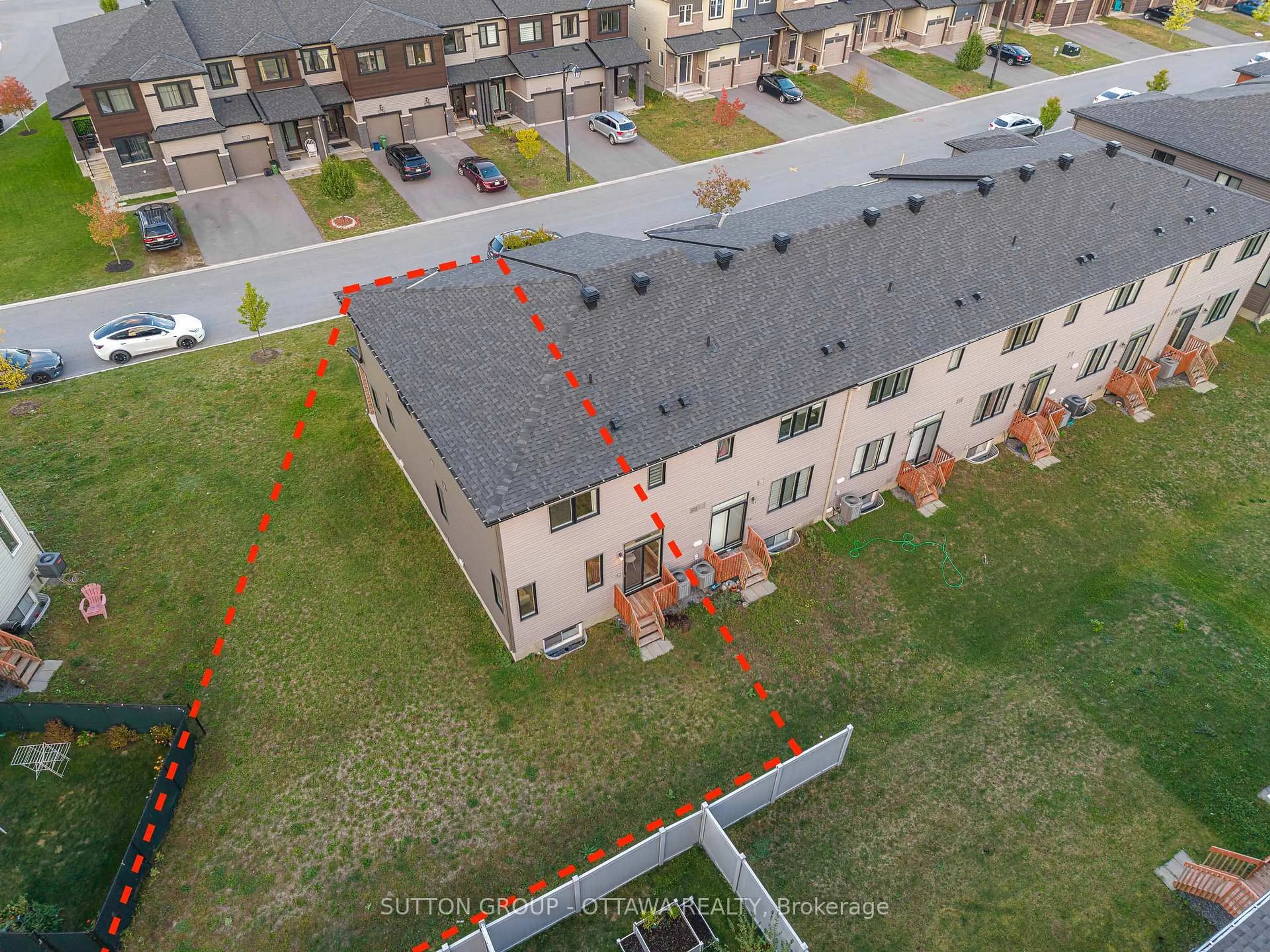 A pic from outside/outdoor area/front of a property/back of a property/a pic from drone, unknown for 1006 Speedvale Crt, Ottawa Ontario K2T 0P3