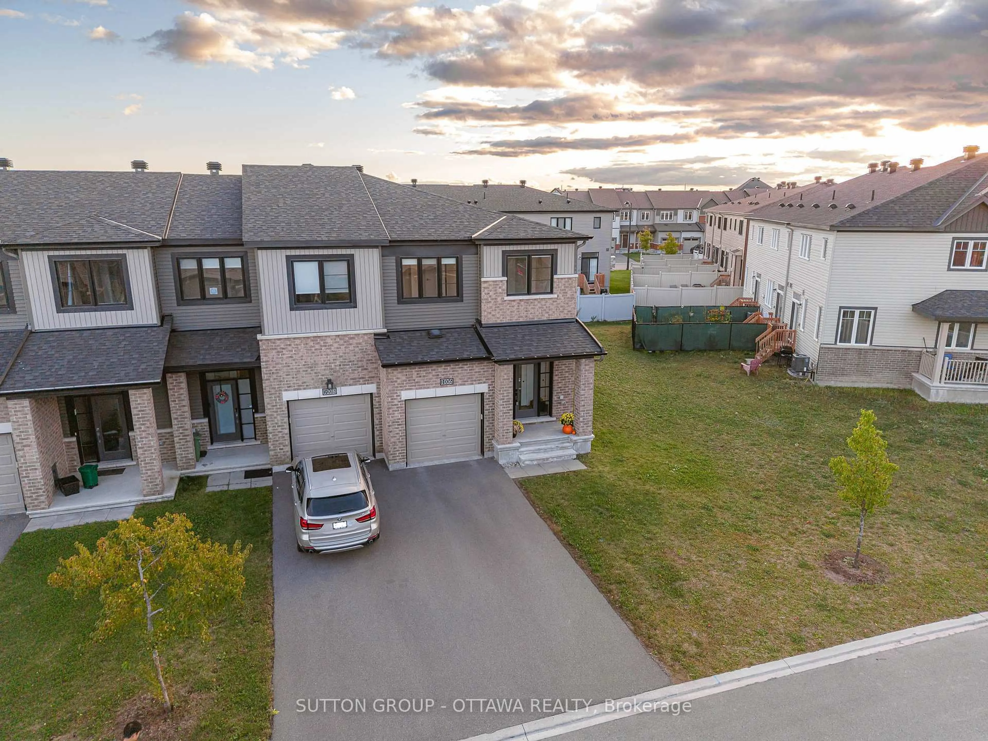 A pic from outside/outdoor area/front of a property/back of a property/a pic from drone, street for 1006 Speedvale Crt, Ottawa Ontario K2T 0P3