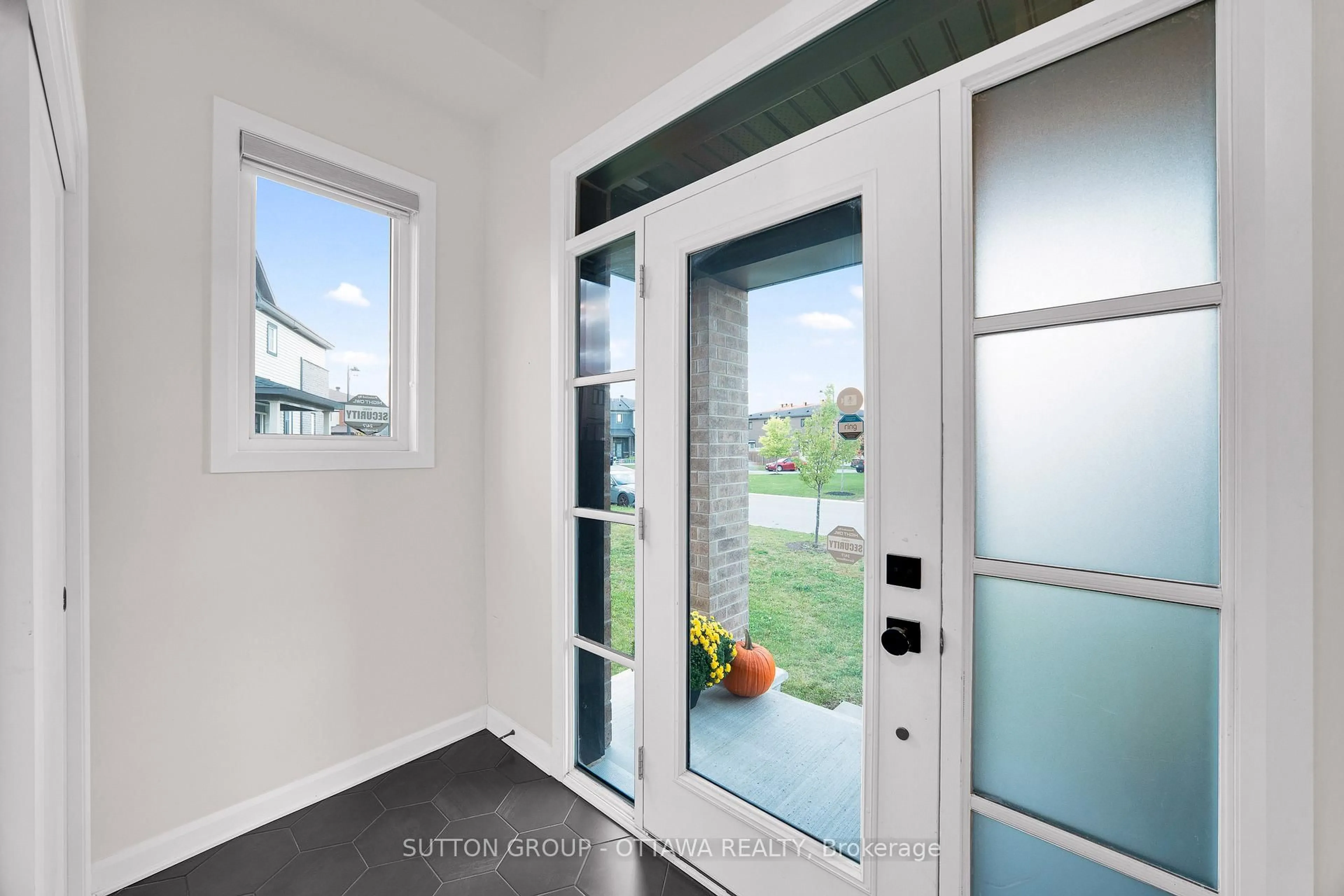 Indoor entryway for 1006 Speedvale Crt, Ottawa Ontario K2T 0P3