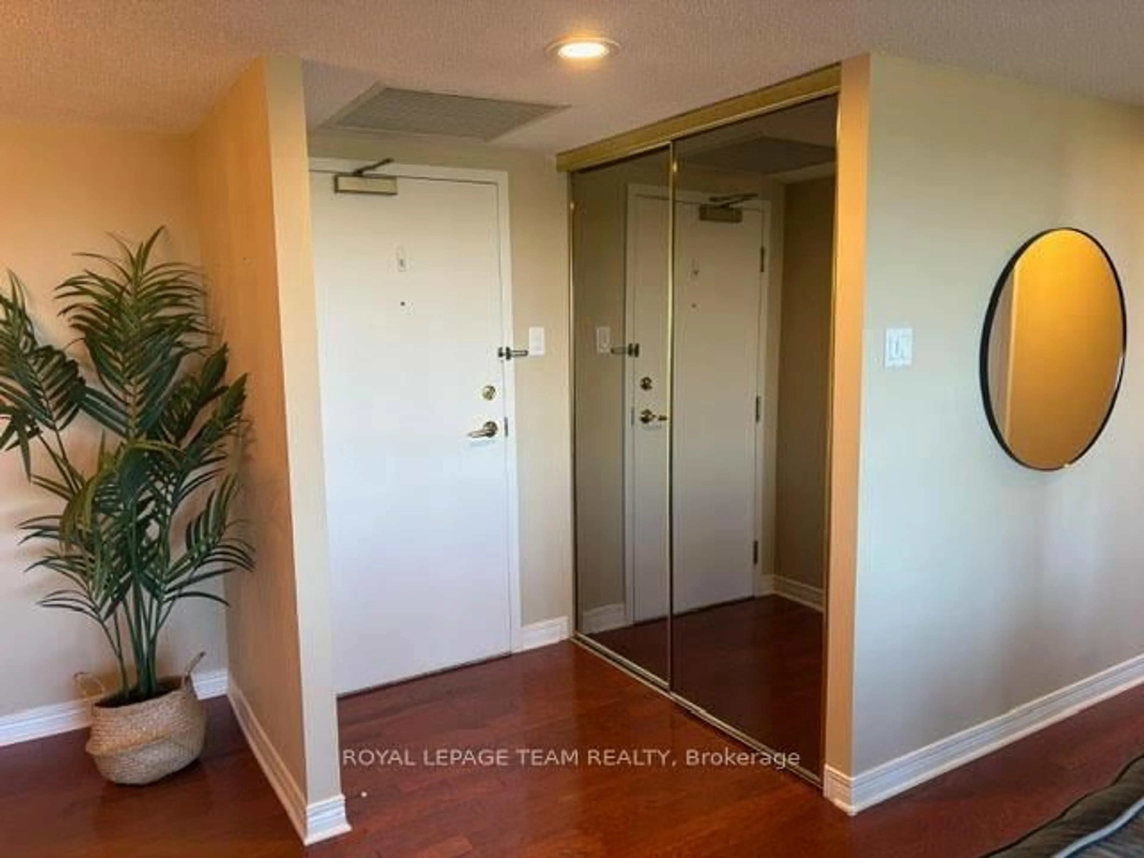 Indoor entryway for 100 Grant Carman Dr #1008, Ottawa Ontario K2E 8B8