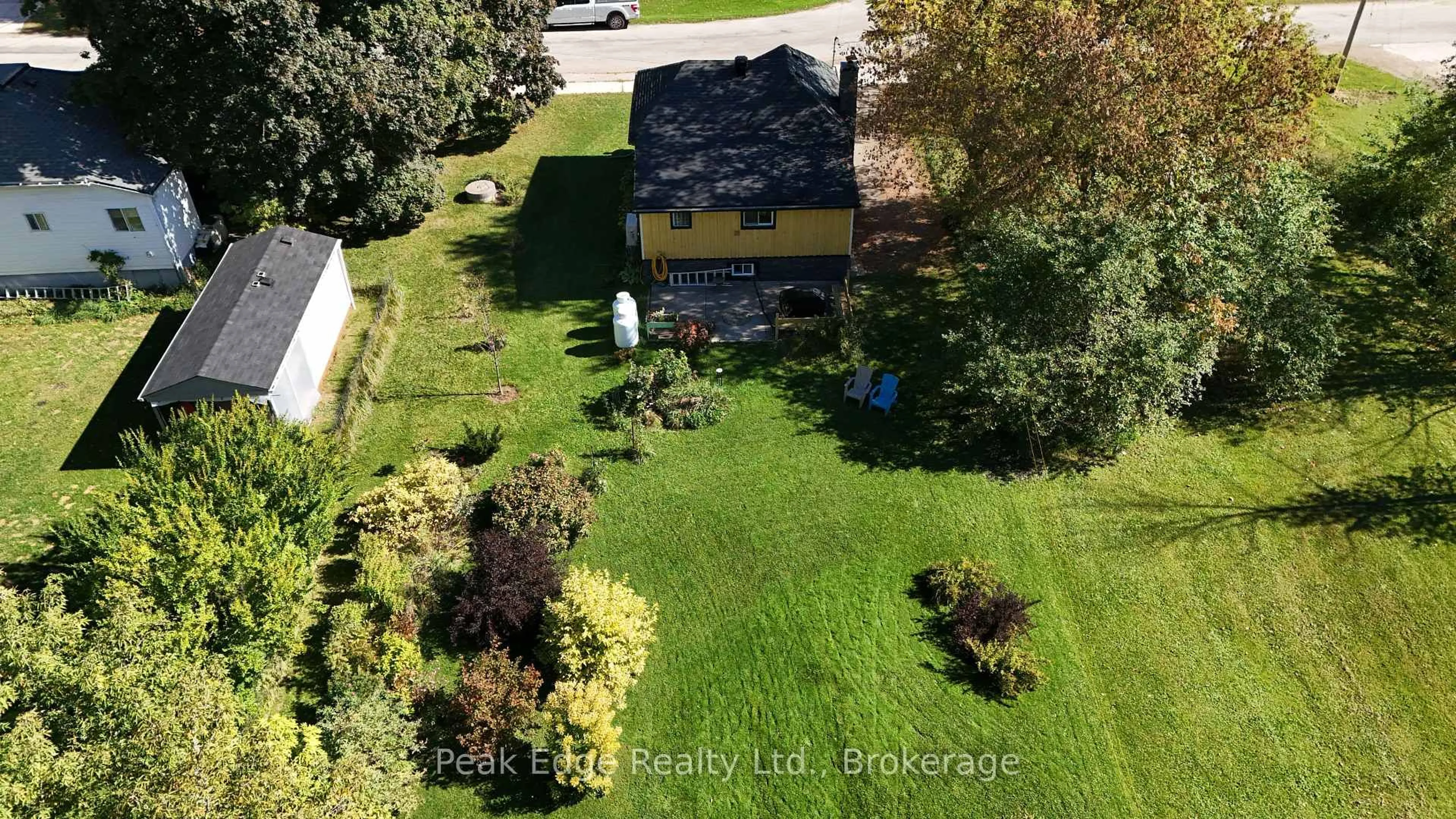 A pic from outside/outdoor area/front of a property/back of a property/a pic from drone, unknown for 20 Dirstien Street South St, Brockton Ontario N0G 1S0