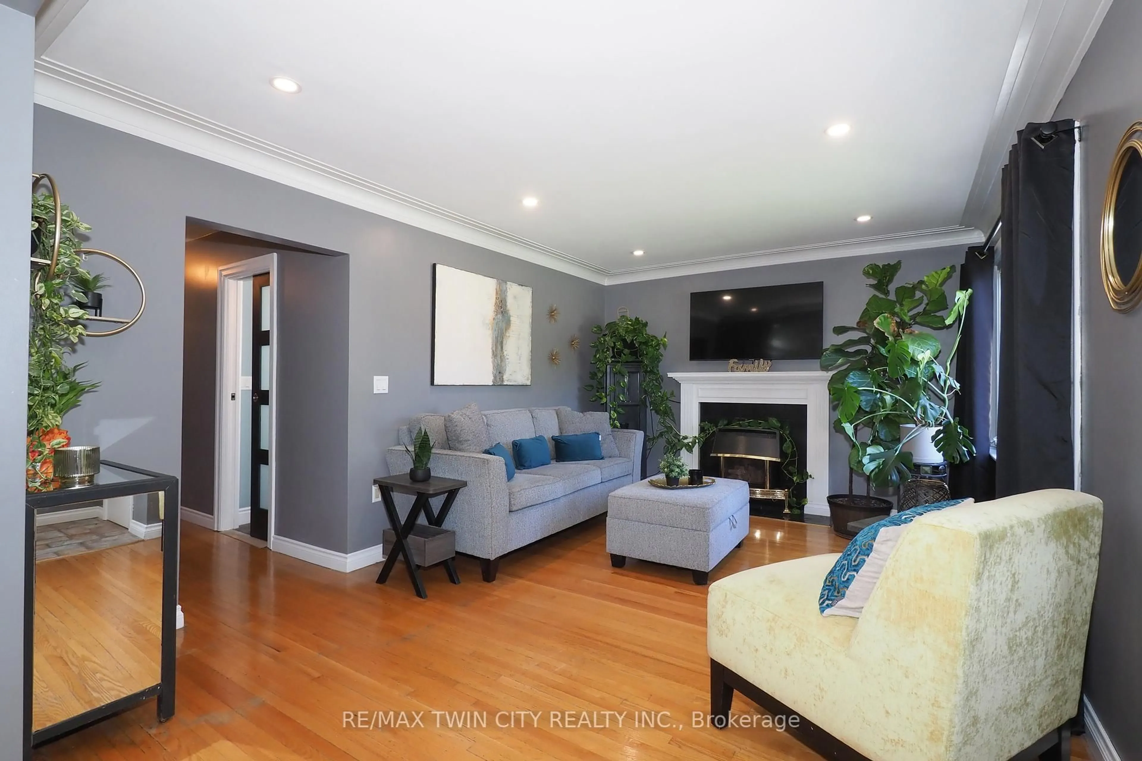 Living room with furniture, wood/laminate floor for 50 Highman Ave, Cambridge Ontario N1R 3L7