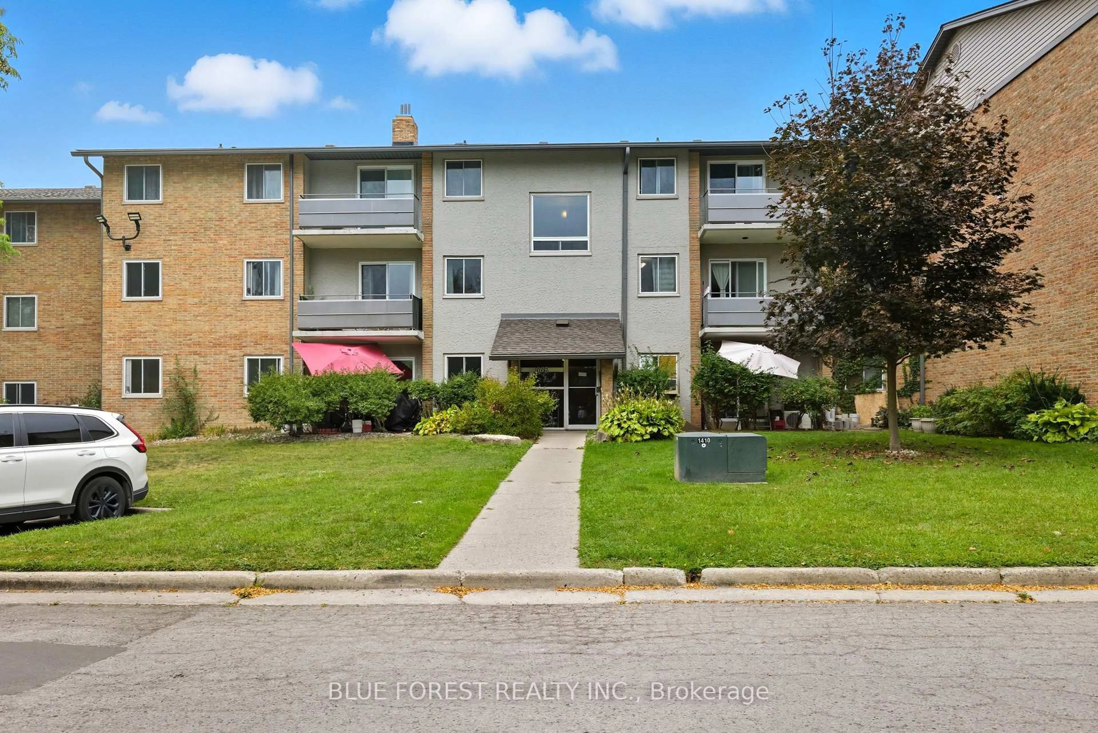 Patio, unknown for 665 Wonderland Rd #4, London South Ontario N6K 1M1