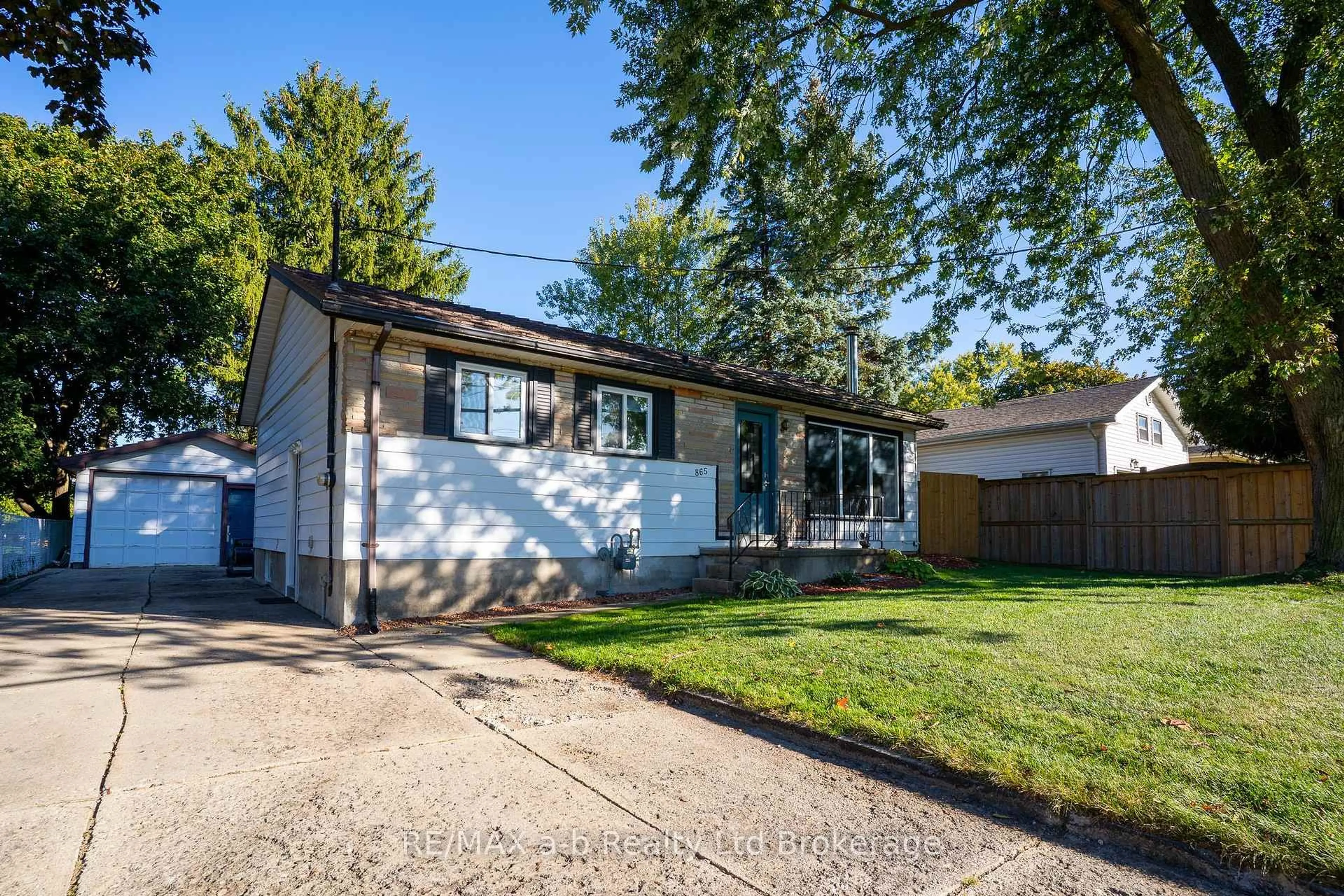 Home with vinyl exterior material, street for 865 Alice St, Woodstock Ontario N4S 2J5