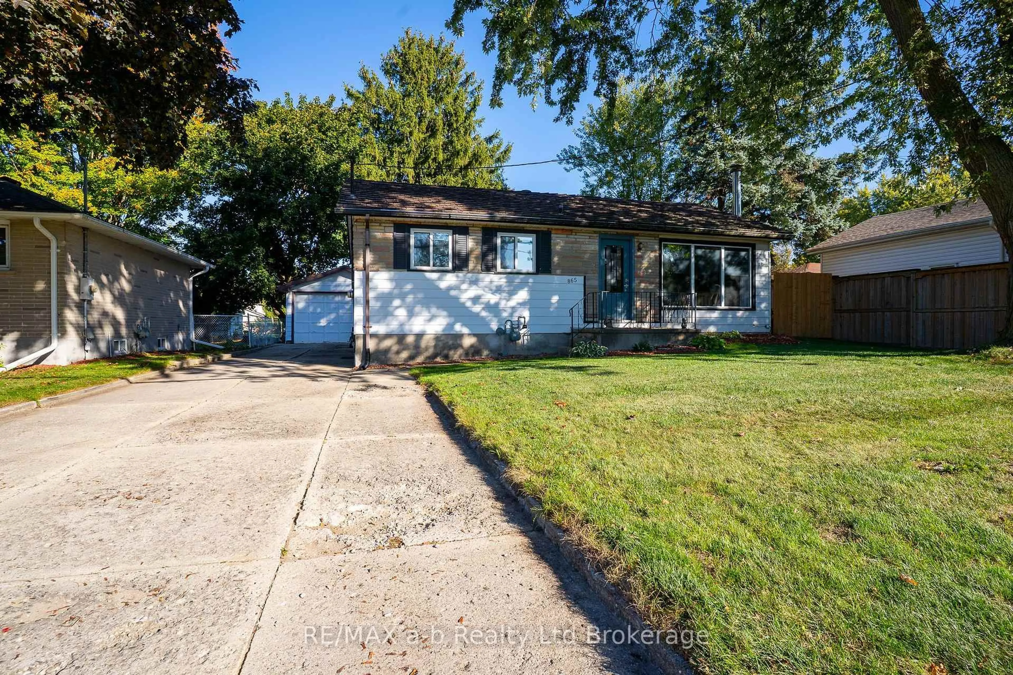 Home with vinyl exterior material, street for 865 Alice St, Woodstock Ontario N4S 2J5