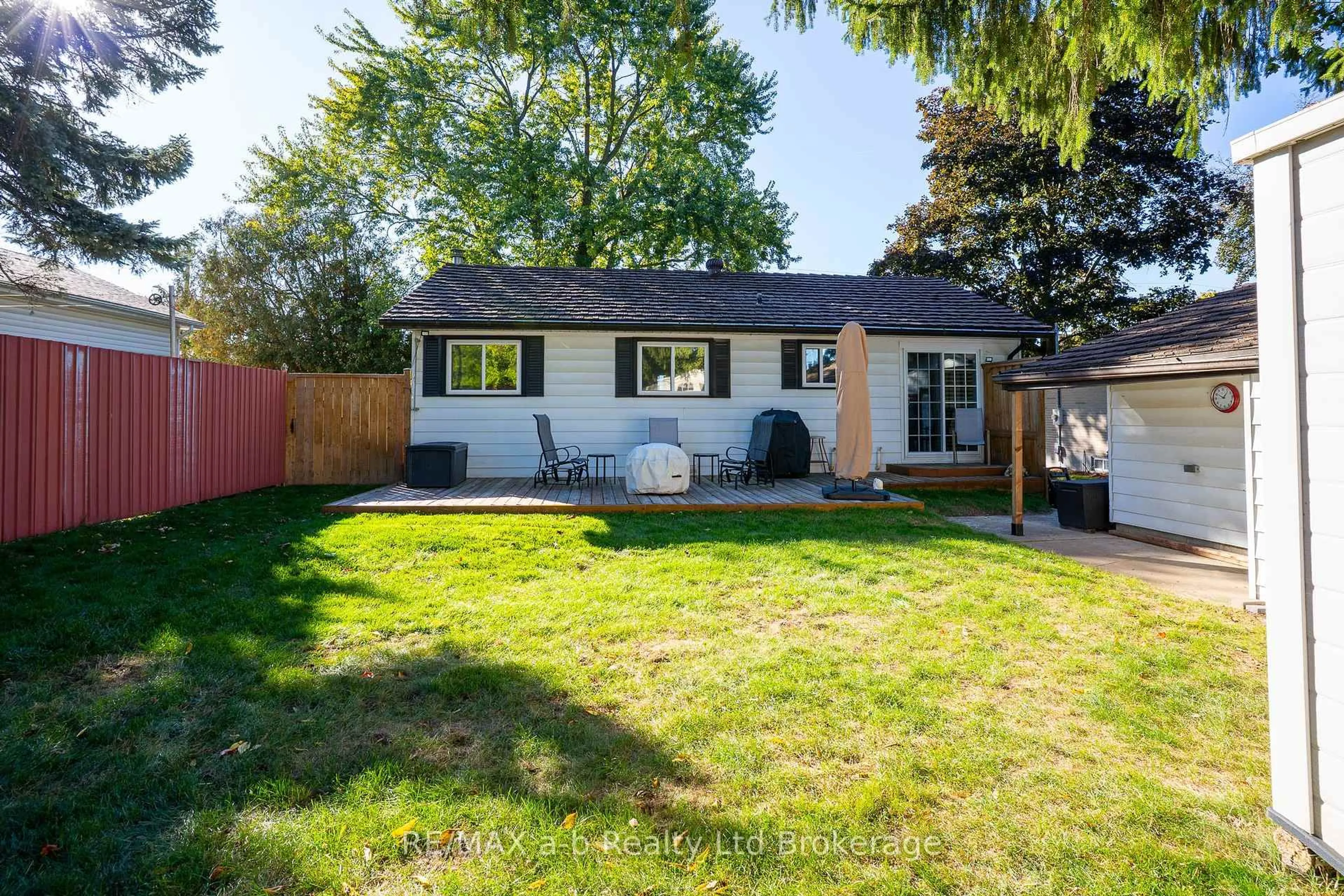 Home with vinyl exterior material, street for 865 Alice St, Woodstock Ontario N4S 2J5
