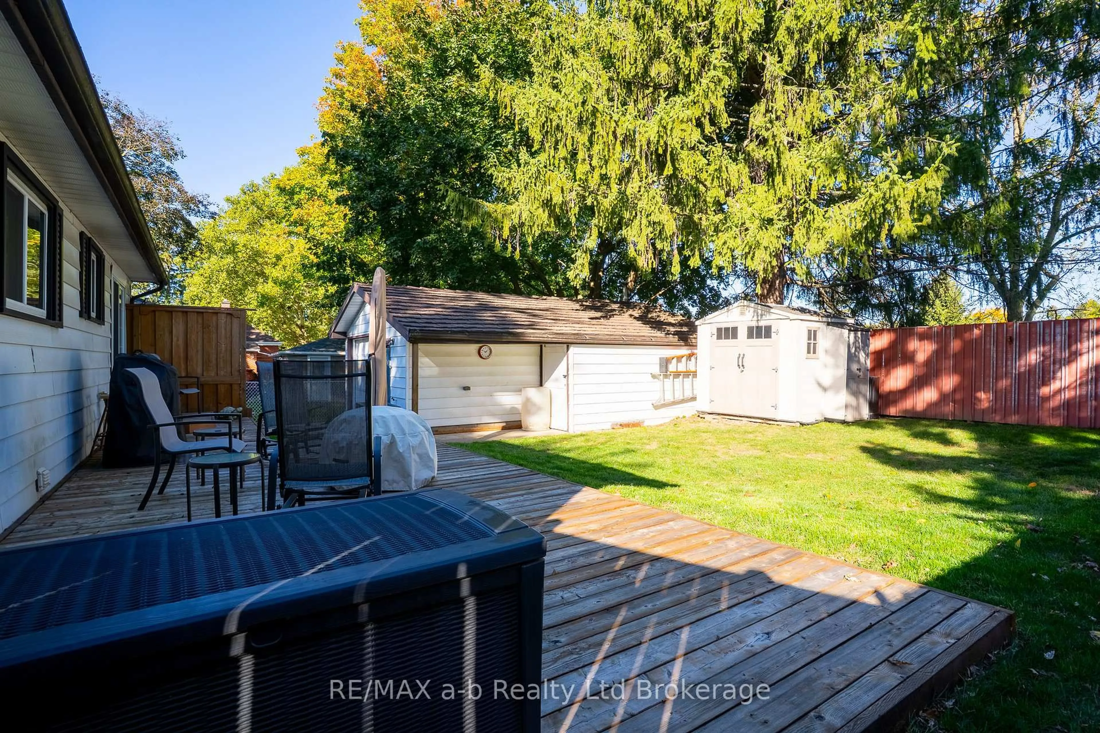 A pic from outside/outdoor area/front of a property/back of a property/a pic from drone, street for 865 Alice St, Woodstock Ontario N4S 2J5