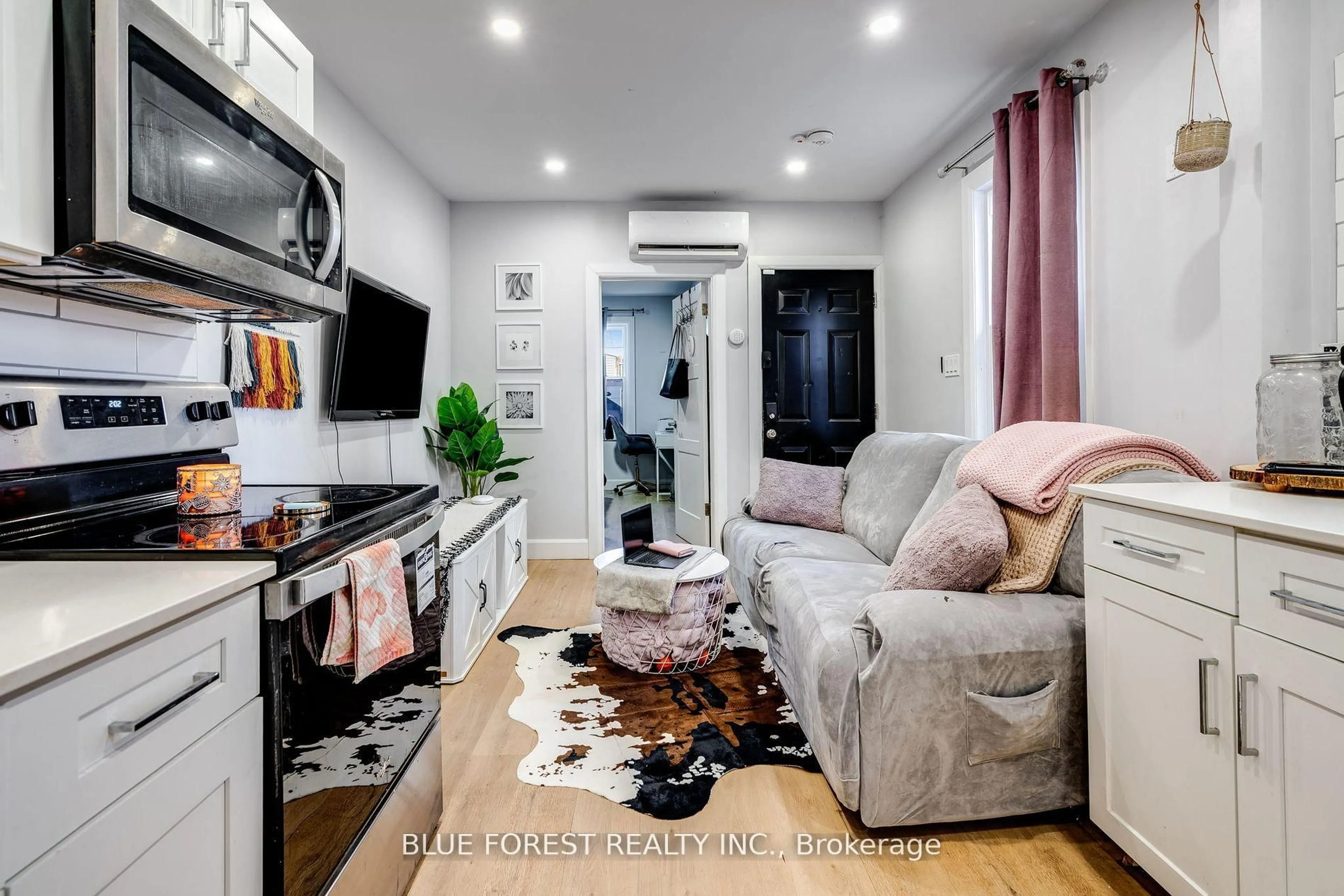 Living room with furniture, unknown for 46-48 Wellington St, Chatham-Kent Ontario N7M 3N9